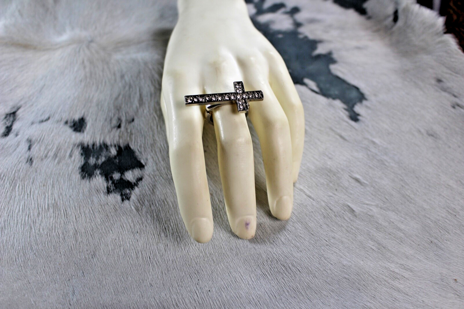 Western Womens Ring 1 1/2 x 5/8 in up to 8 Cross Silver Crystal Stretch