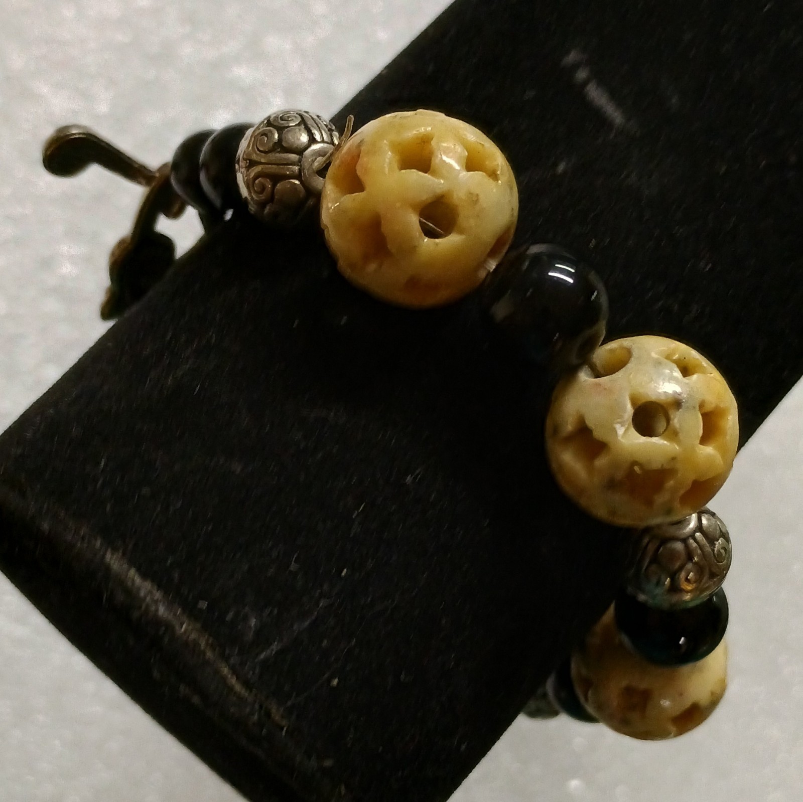 Star Carved Creamy Agate And Black Onyx Beads Silver Tone Clasp bracelet