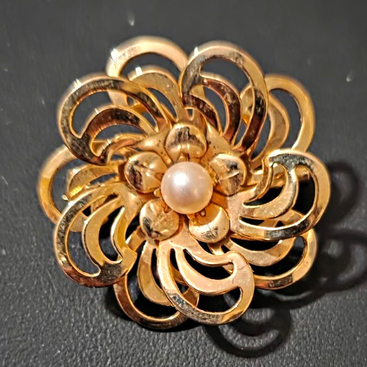 VINTAGE Gold Tone Flower Brooch Pin w/ White Simulated Imitation Pearl Center