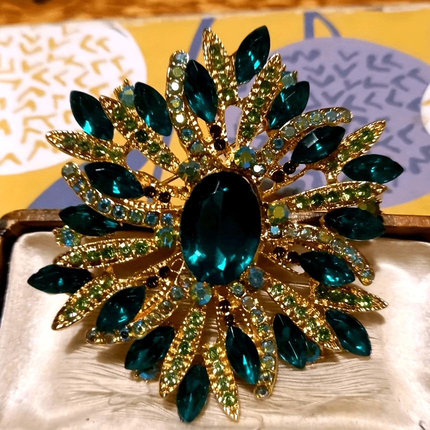 Elegant Army Green Rhinestone 1pc Brooch Unisex Vintage Court Style Corsage Pin
