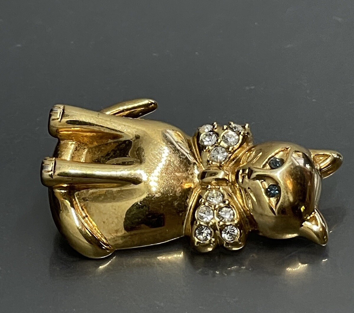 Krementz Gold Plated Metal Facted White Blue Crystal Kitty Cat Brooch Pin 1.35”