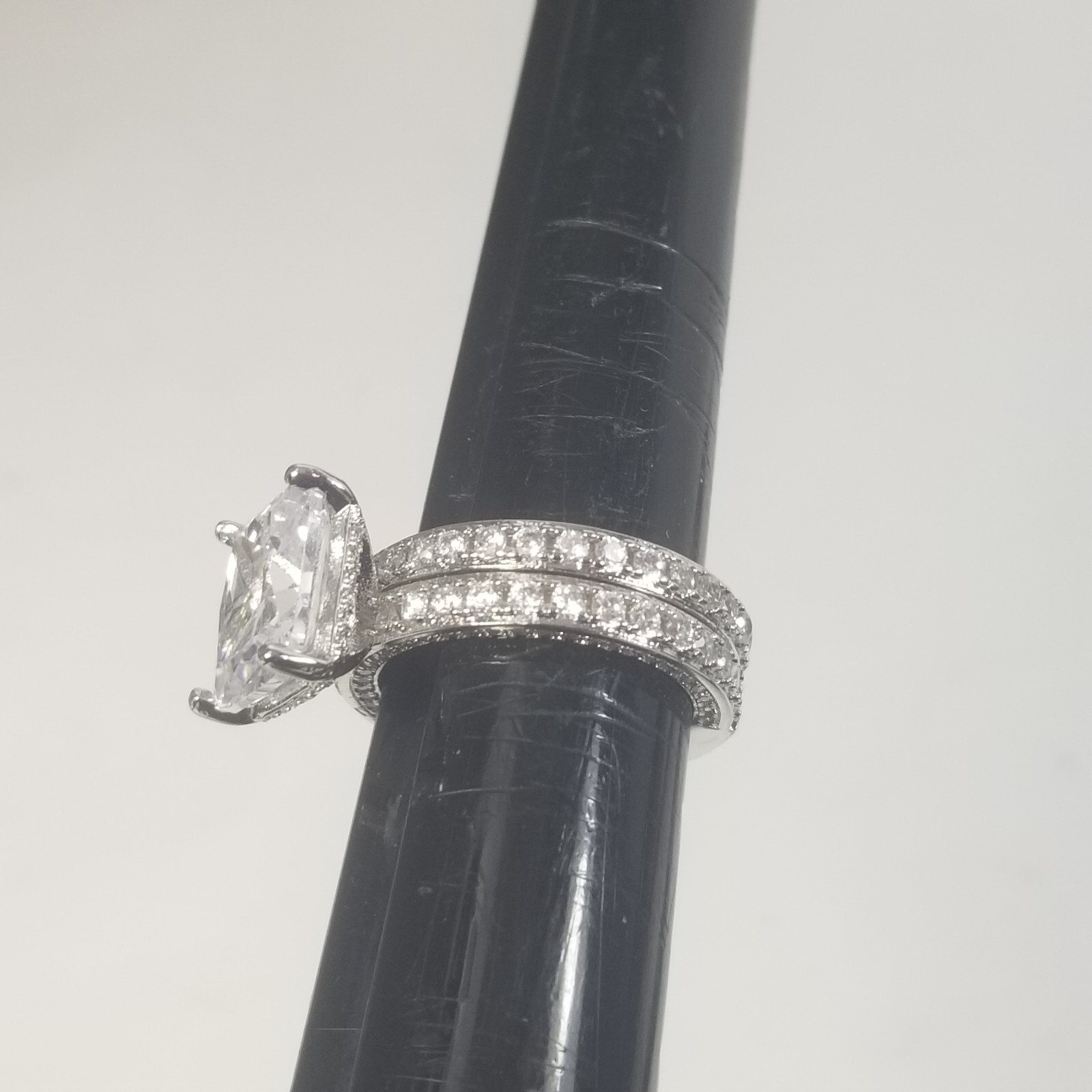 Pair of Vintage Rhinestone Womens Rings Silver Tone Large All Over Size 8.5