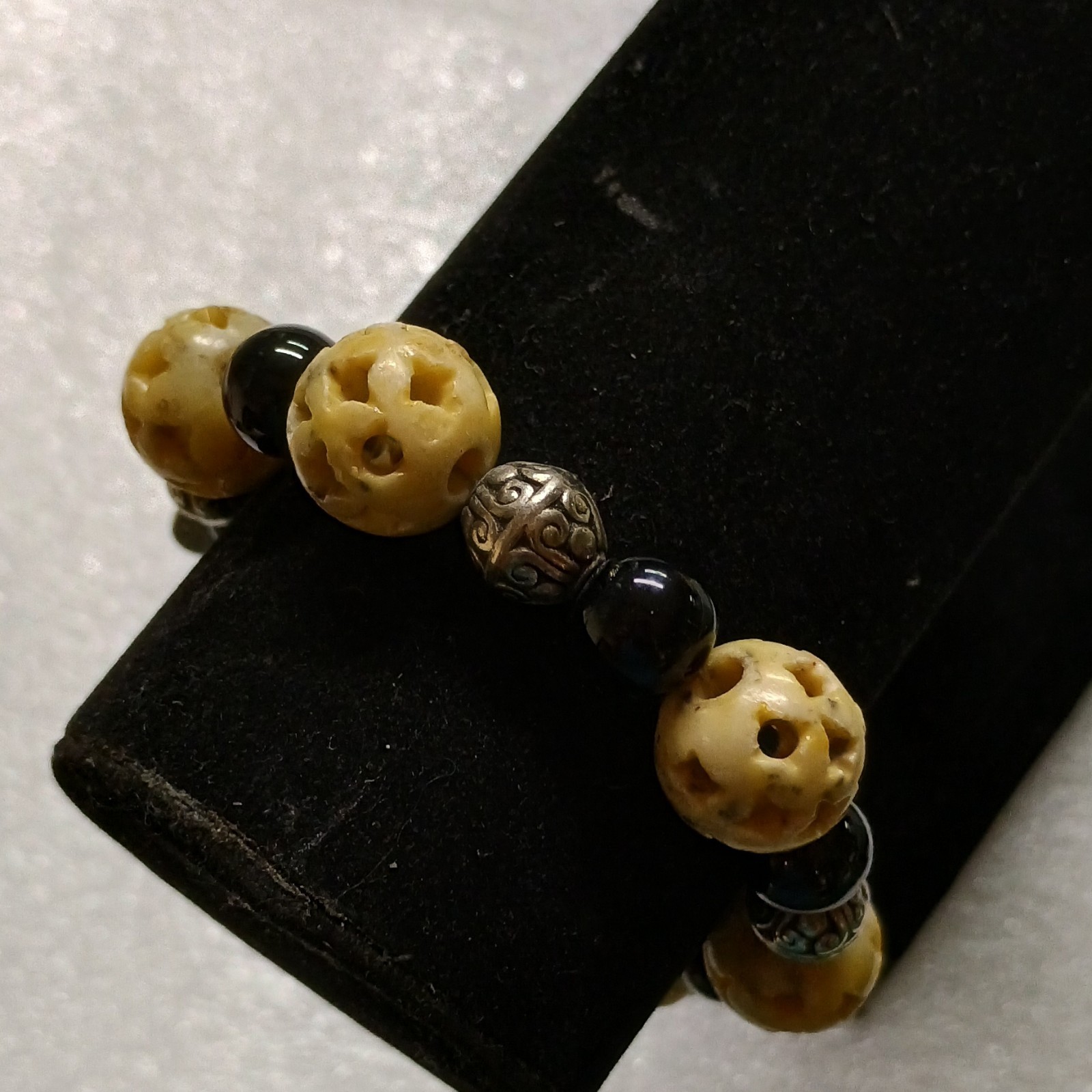 Star Carved Creamy Agate And Black Onyx Beads Silver Tone Clasp bracelet