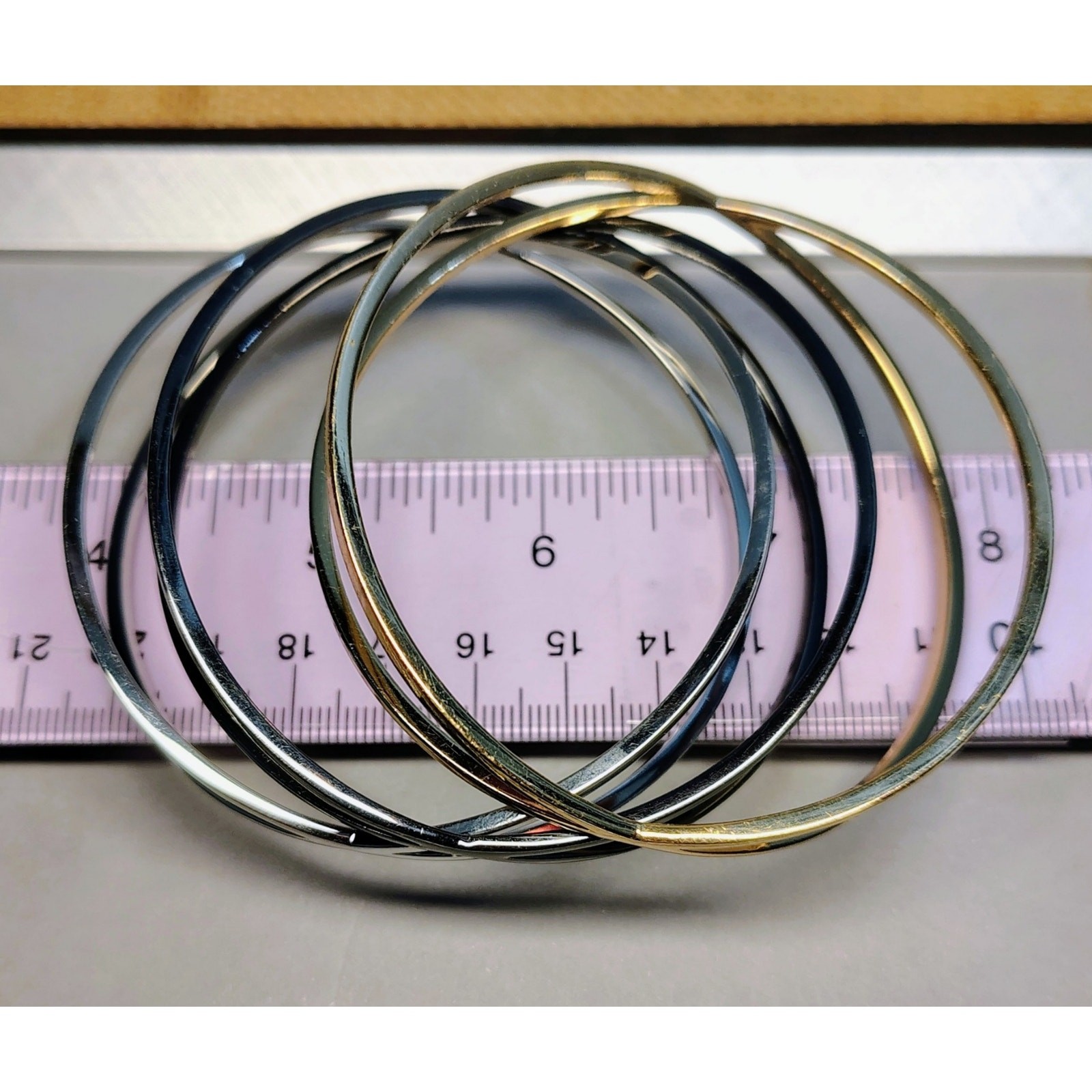 BEAUTIFUL PREMIER DESIGNS TRI-COLOR BANGLE SET – GOLD-SILVER-HEMATITE PLATED