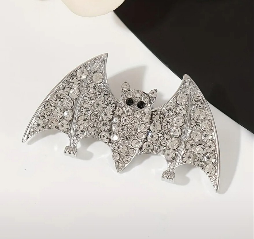 CLEAR RHINESTONE SILVER BAT PIN BROOCH~HALLOWEEN COSTUME ACCESSORY~ WICKED WITCH