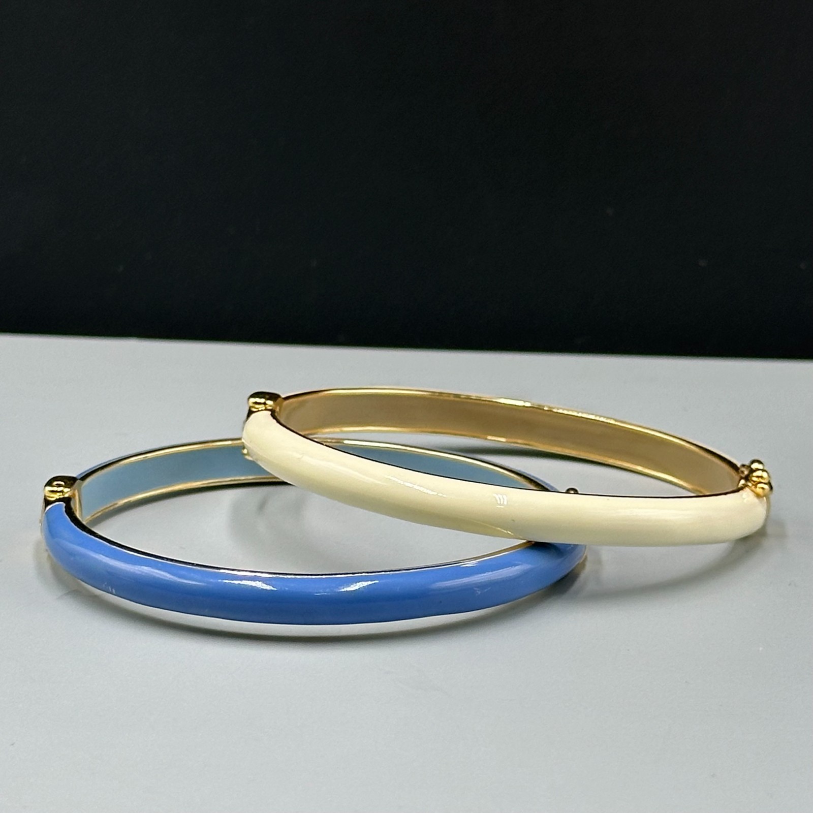 Hinged Bangle Bracelet Set Gold Tone Blue Ivory Enamel Smooth Finish 7.5 Inch