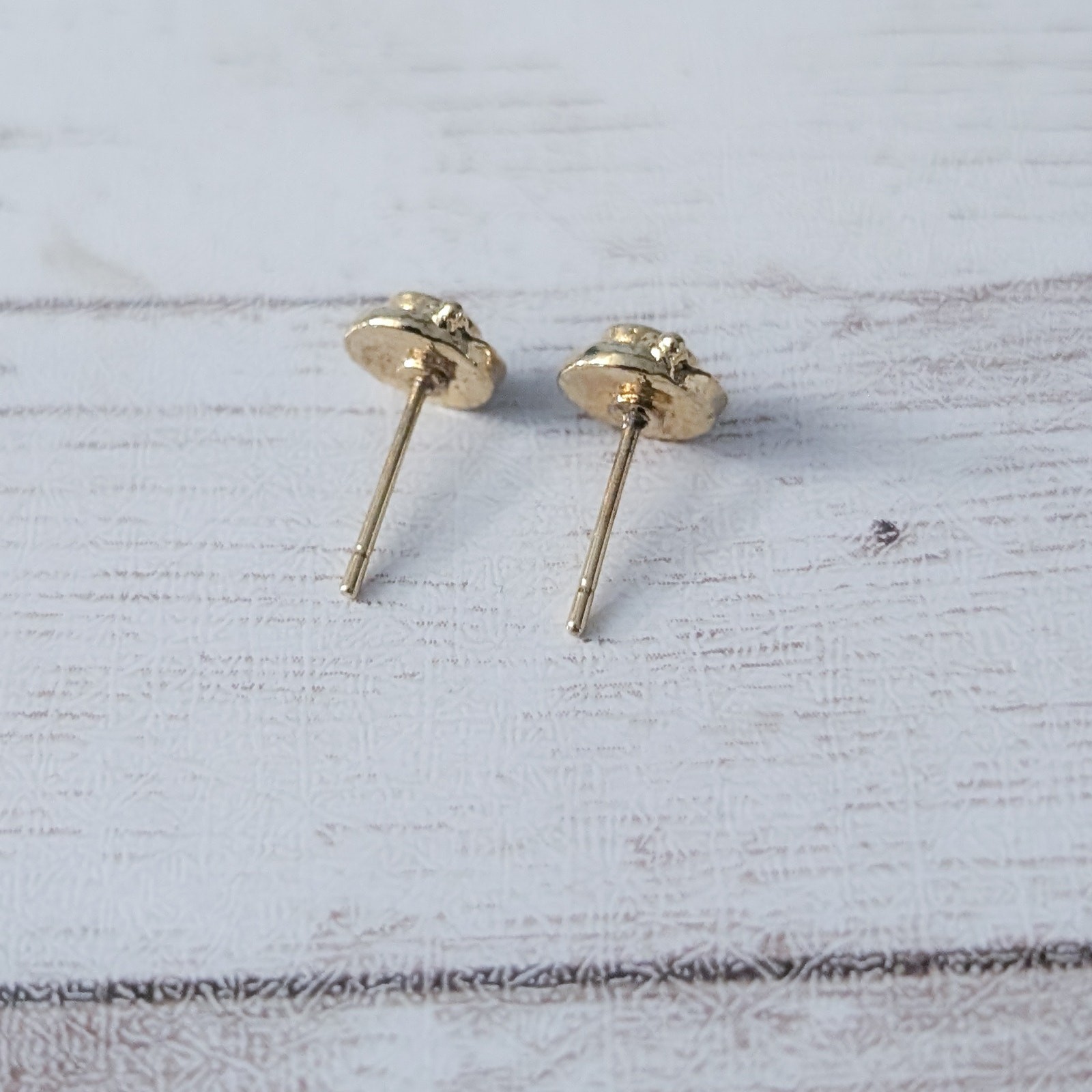 Vintage Stud Earrings 0.25″ Dainty Gold Tone Halo Blue Center – Fair Condition