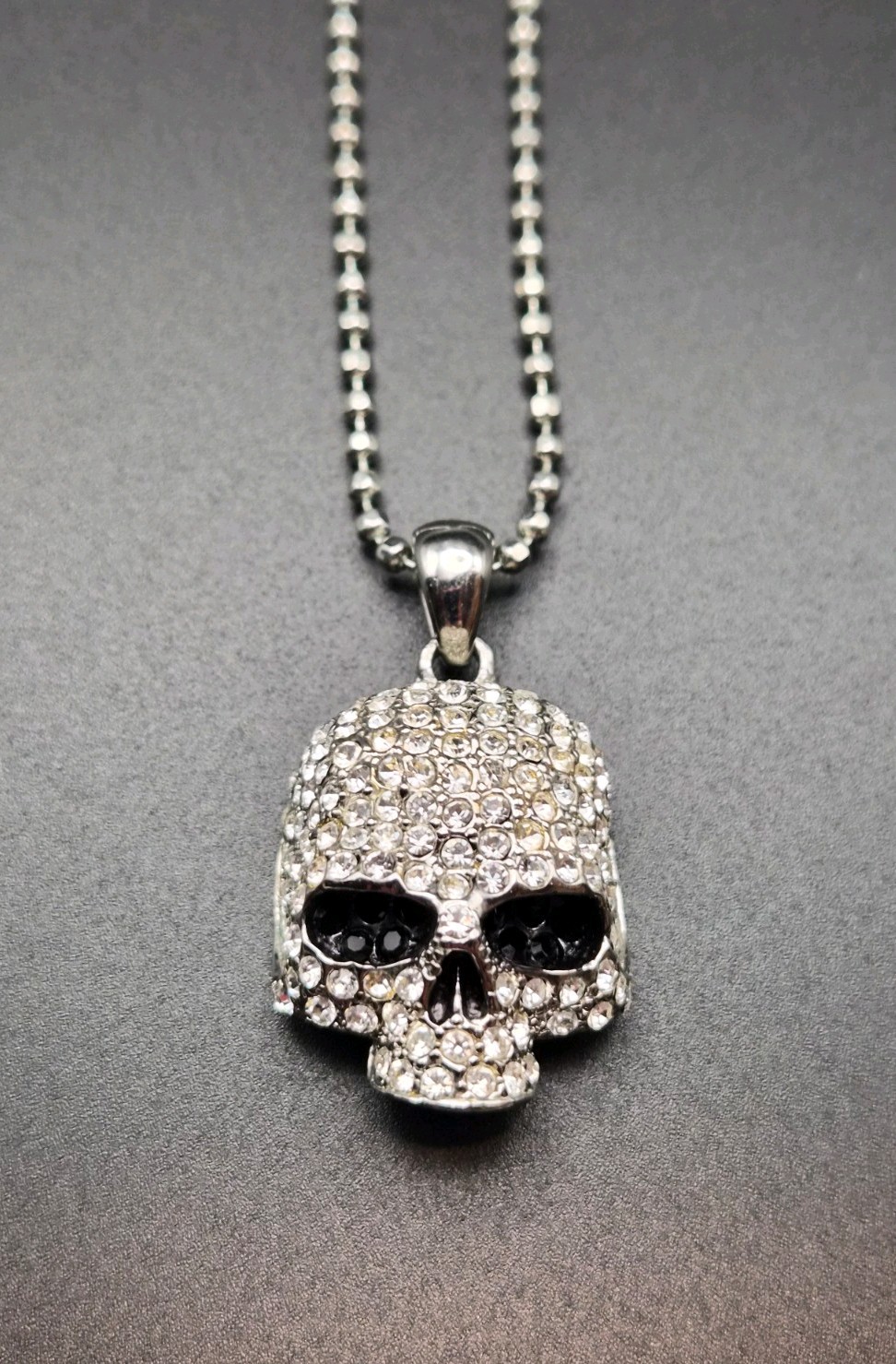 PRE-OWNED CRYSTAL RHINESTONES SKULL PENDANT & CHAIN (16″ TO 20″).
