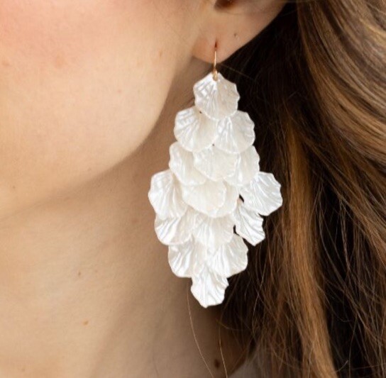 Plunder Design Fashion Jewelry Aubrie White Acrylic Shell Drop Dangle Earrings
