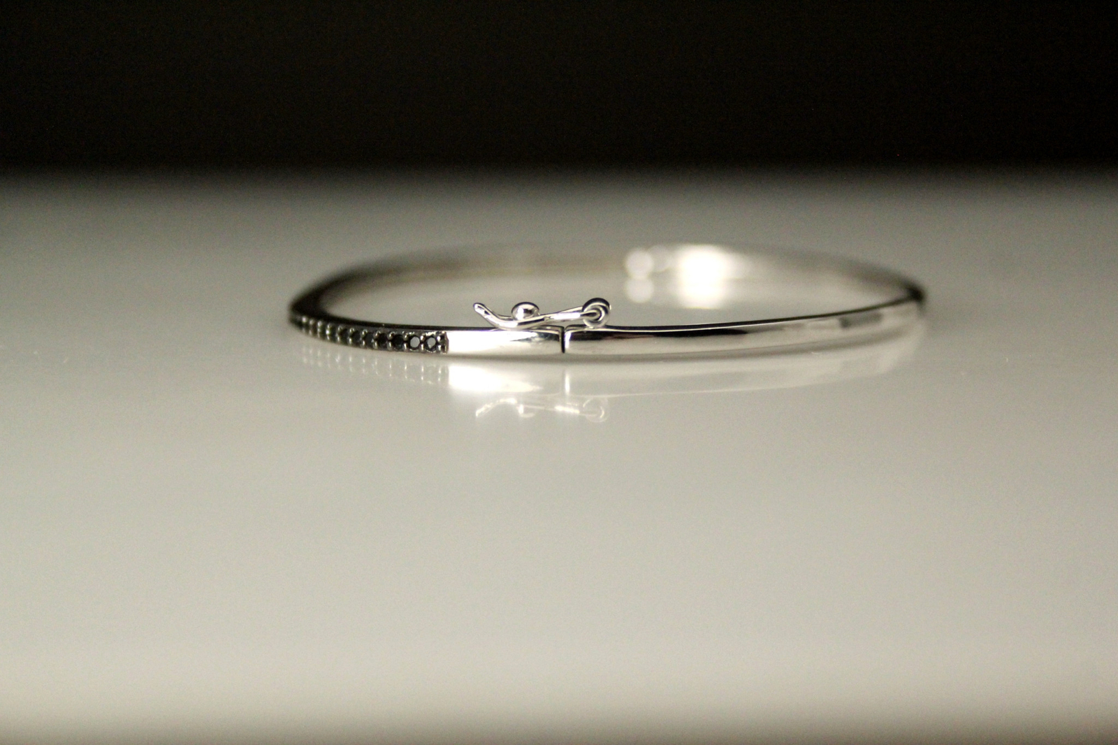 925 Sterling Silver Black Stone Thin Hinged Bangle Bracelet 7 Grams (BR5332)