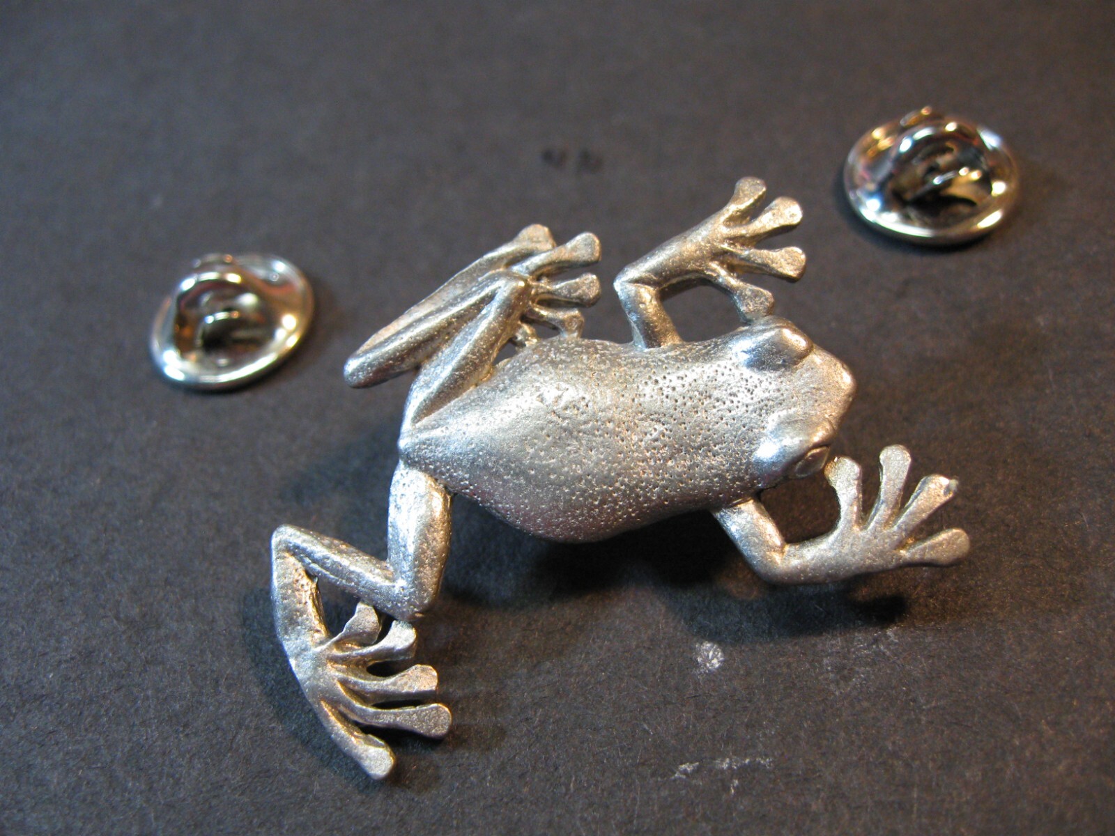 “TREE FROG” Fine Pewter Broach/Lapel/Hat/Pin-1994 GG Harris–#591 Pewter finish
