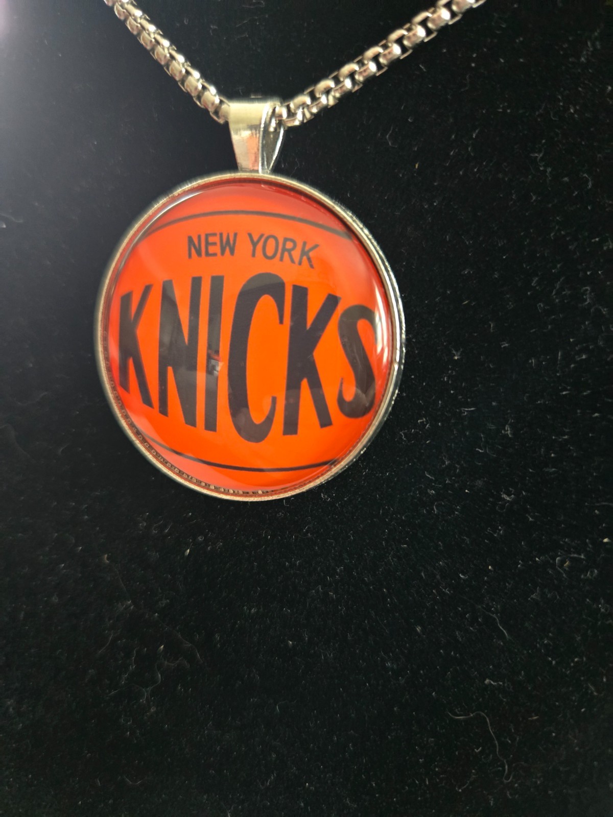 NY KNICKS( ORANGE/BLUE) 35MM ROUND PENDANT WITH 22″ BOX NECKLACE-NEW
