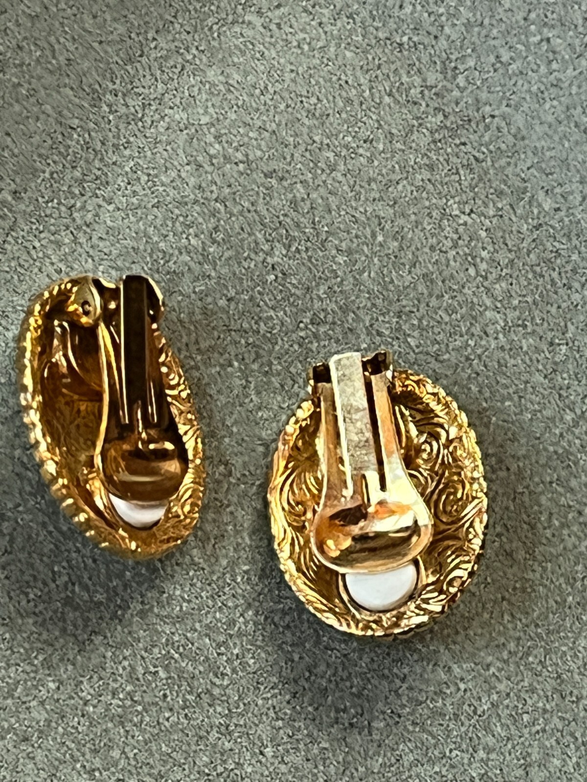 Black Enamel w Goldtone Star & Tiny Red Jelly Cab Oval Clip Earrings – 1 and 1/8