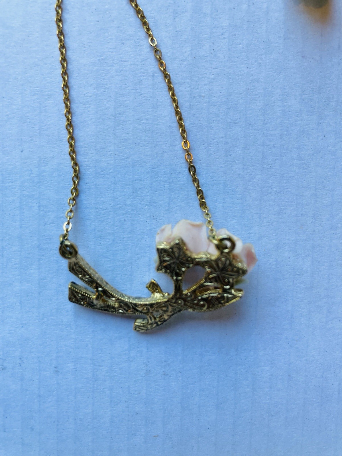 1928 Jewelry 16″ Gold-tone /Porcelain Rose/Simulated Pearl Necklace w/Earrings