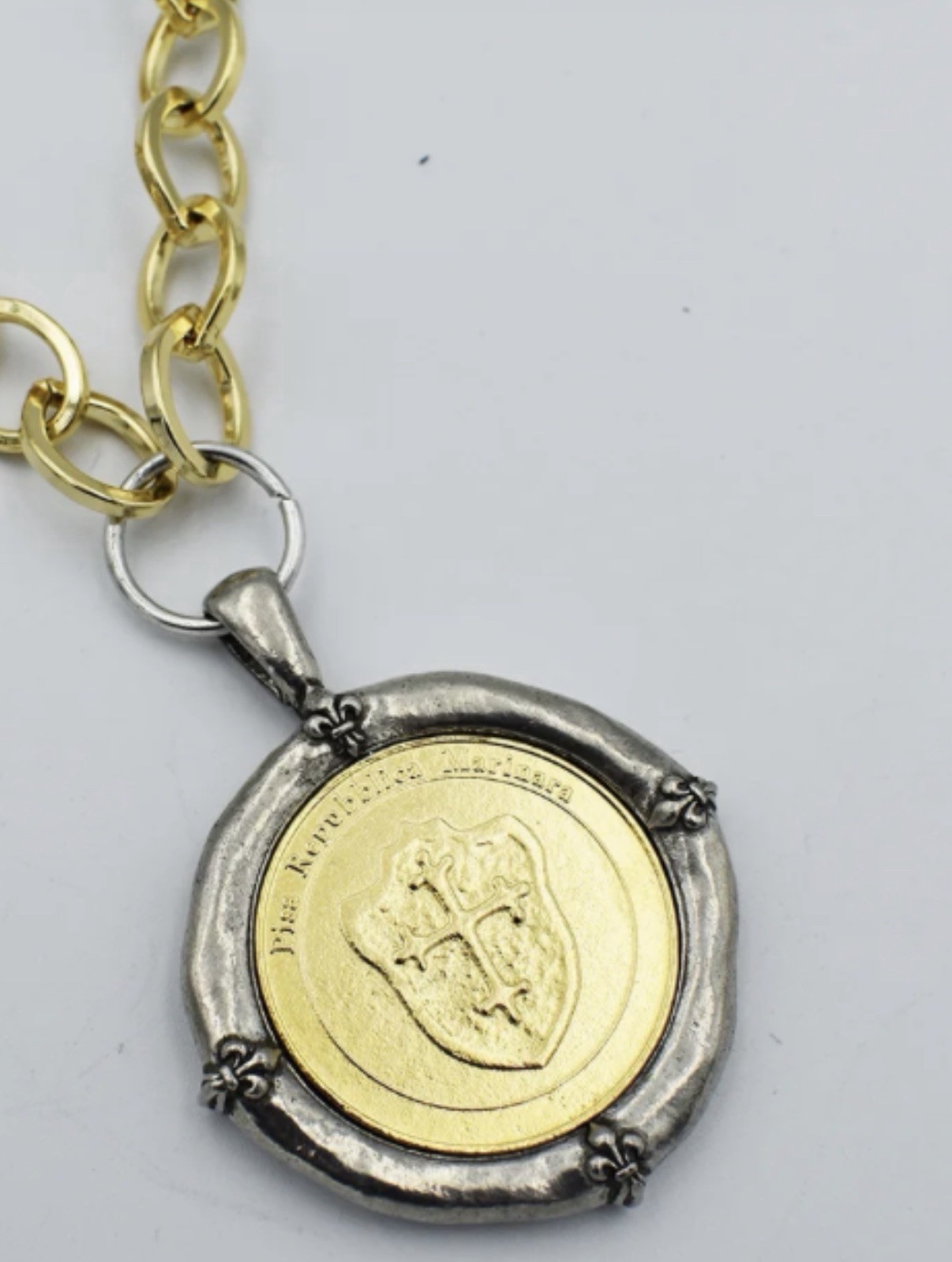 Jennifer Ponson Gold Tone Cable Chain Necklace Round Coin Pendant Silver Frame