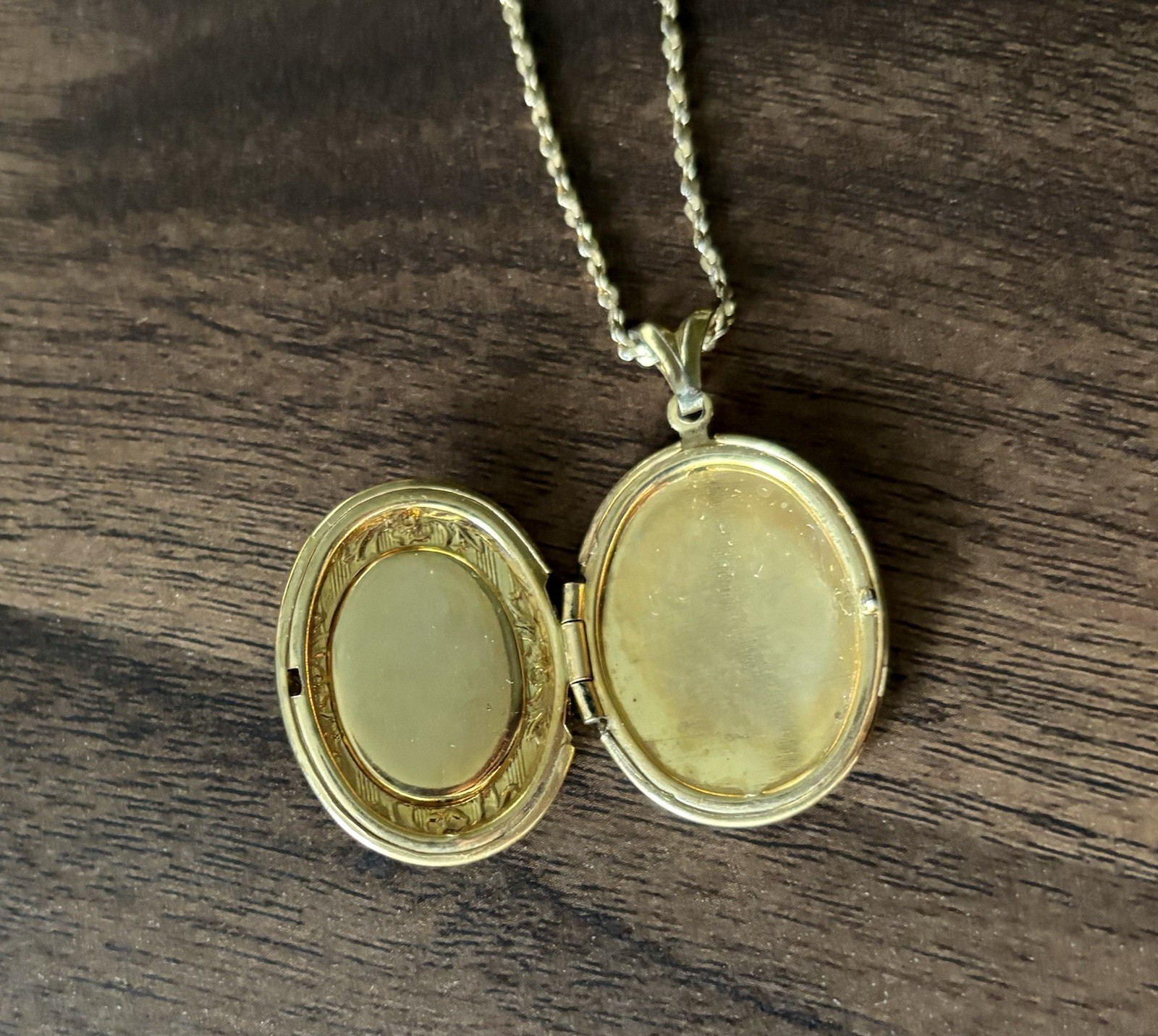 Vintage Gold Tone Oval Floral Locket Necklace Hand Painted Flower Pendant
