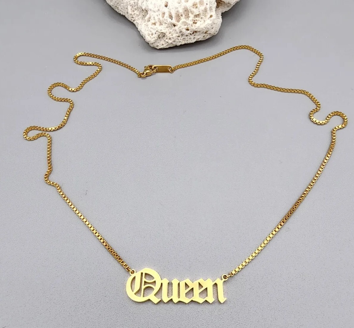Gold Plated Script “Queen” Pendant Box Chain Necklace 7.4 Grams 22 in Long