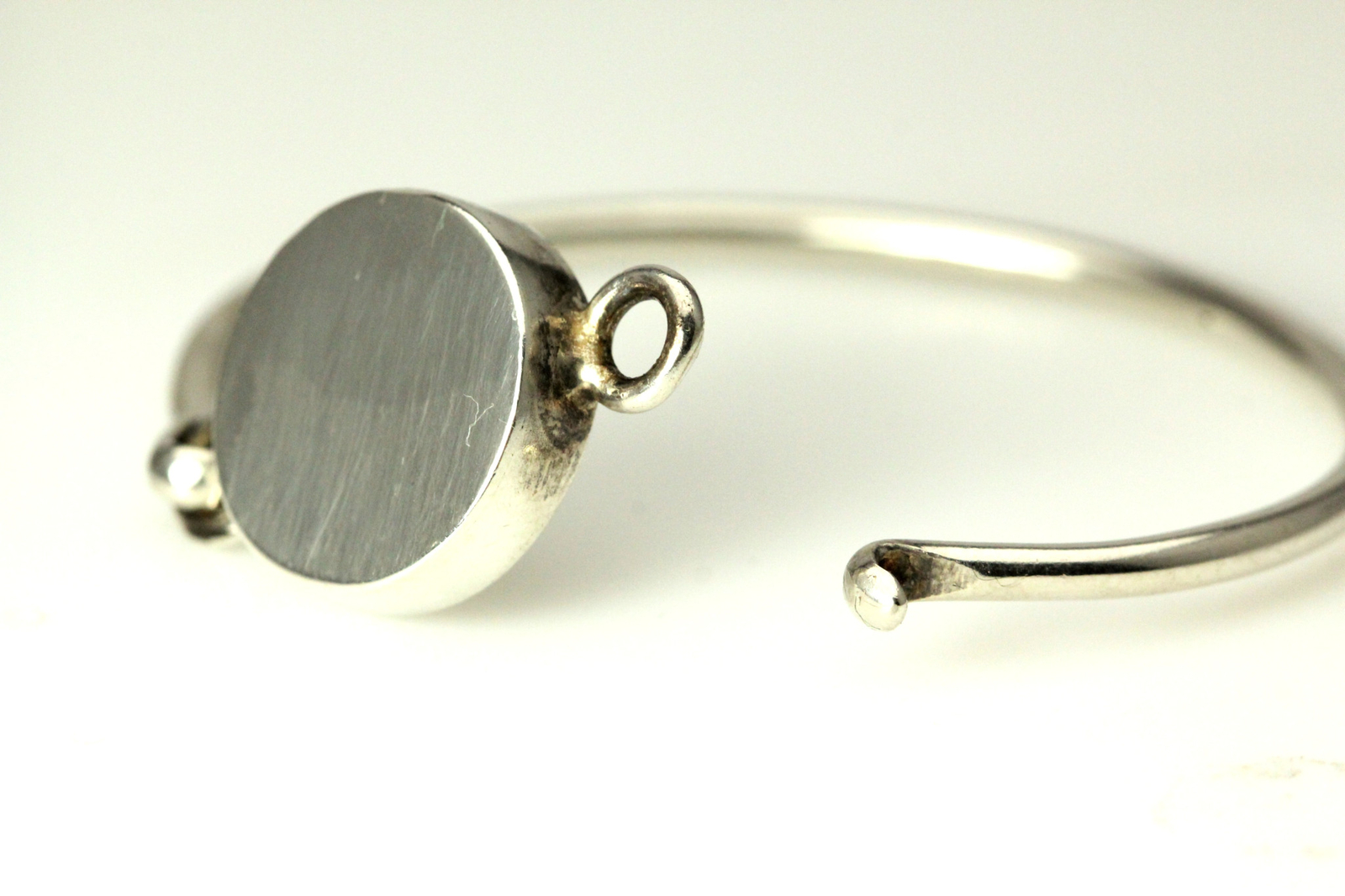 Engravable sterling silver bangle, faint engraving visible 13.6 grams (BR3724)