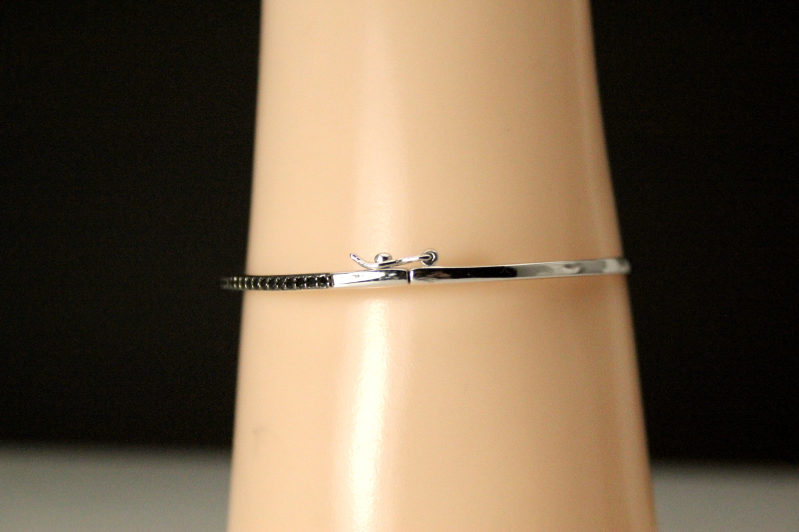 925 Sterling Silver Black Stone Thin Hinged Bangle Bracelet 7 Grams (BR5332)