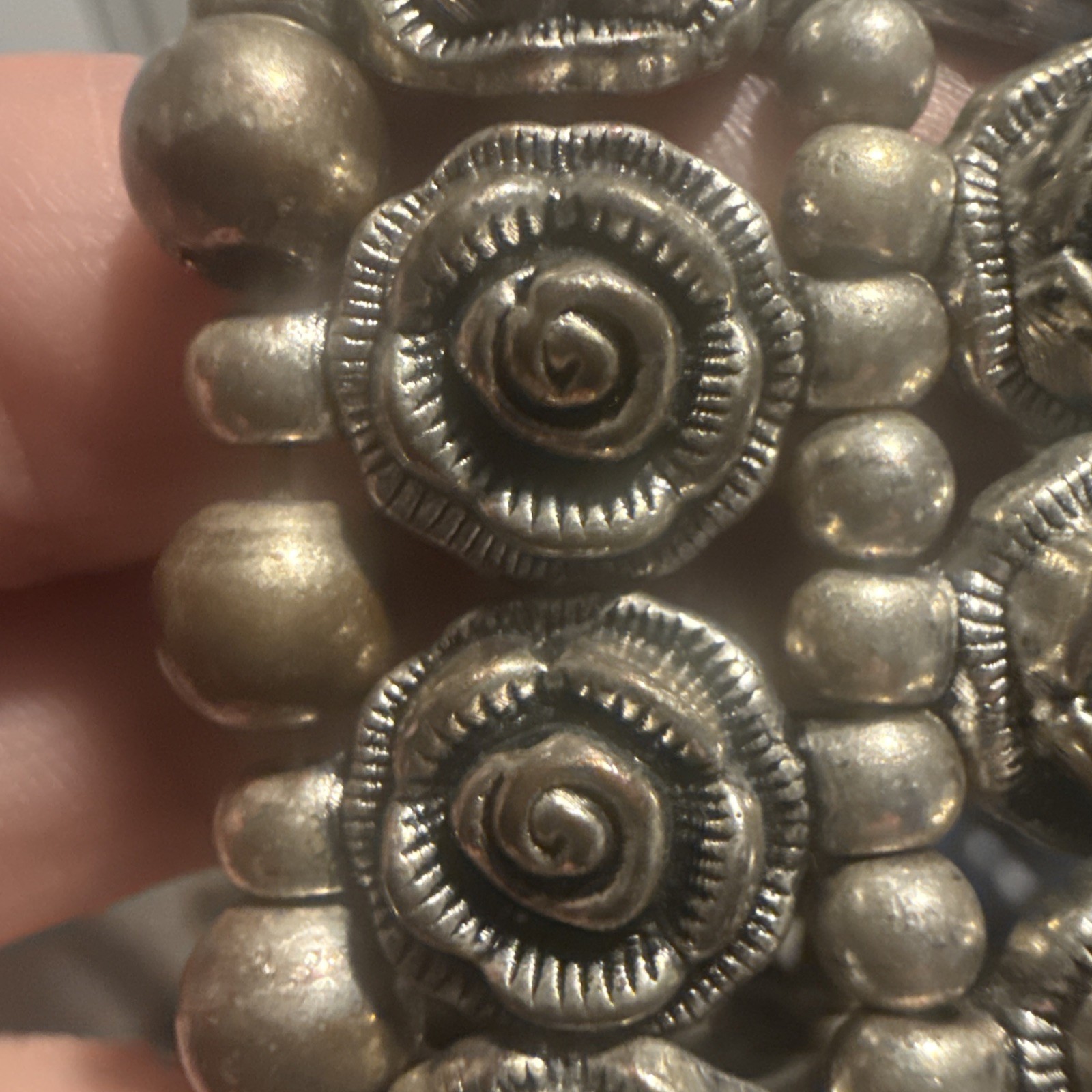 LARGE BOLD RUNWAY COUTURE SILVER TONED METAL ROSE BEADS STRETCH CUFF BRACELET