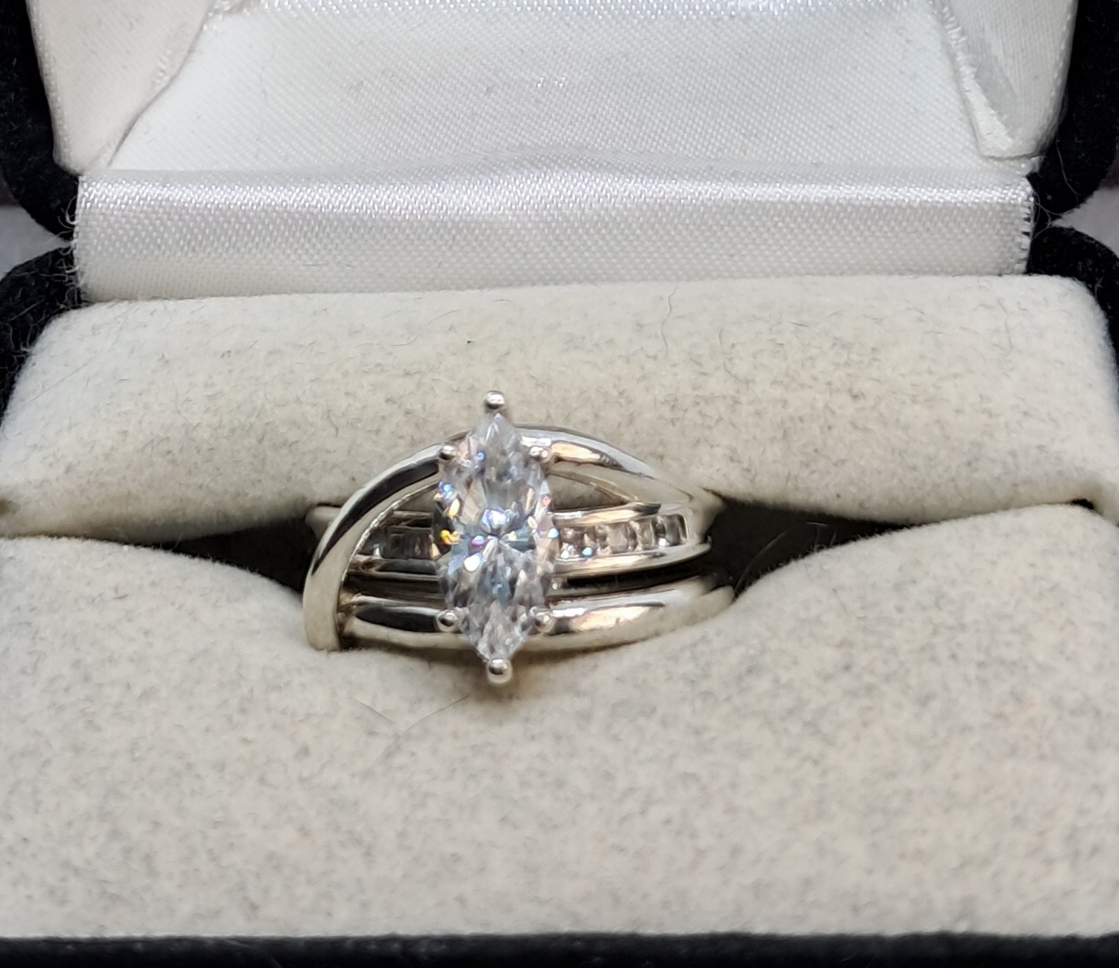 DIAMONIQUE STERLING SILVER RING WITH LARGE MARQUISE CZ & ROUND CZ ACCENTS SIZE 6