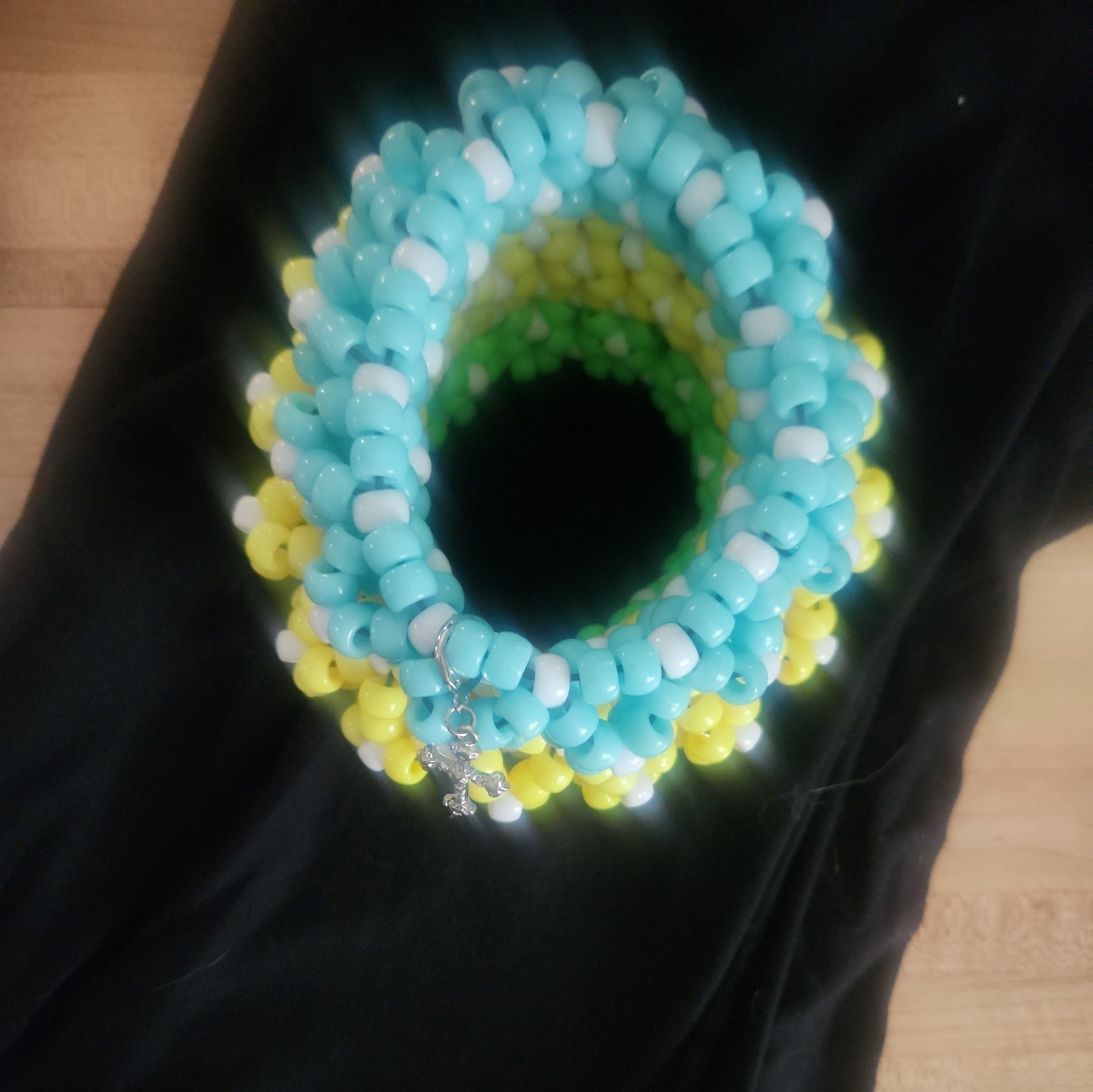 Rotating Kandi cuffs with elastic string