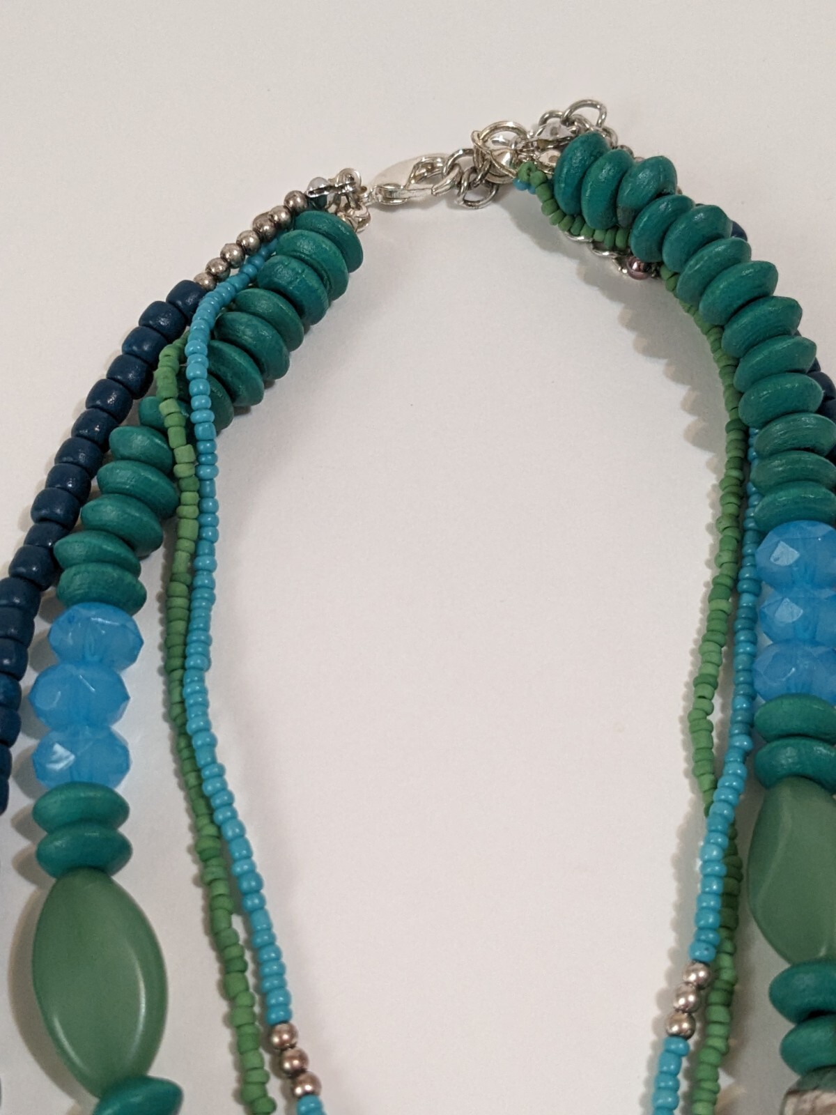 NY & CO Layered Acrylic & Wood Beaded Necklace, Shell Pendant 18″ Multicolored.