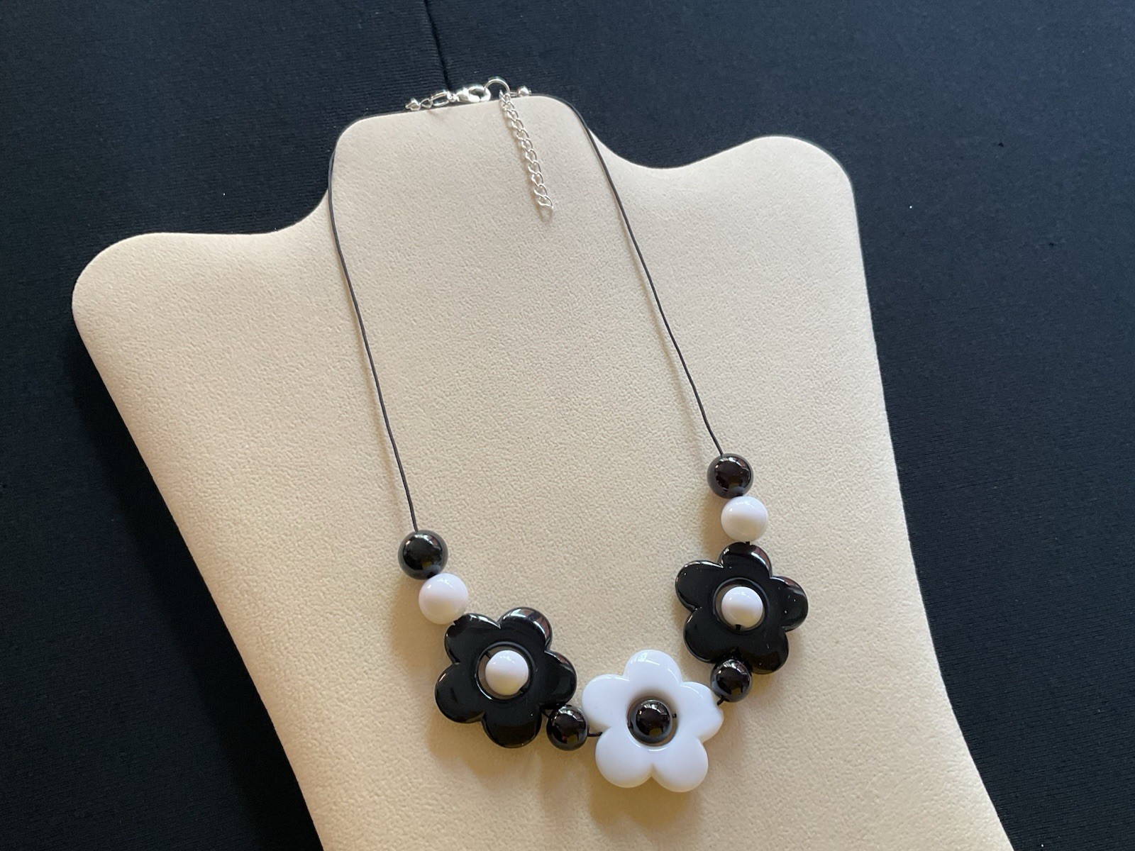 Black And White Flowers Beads 60’s Style Adjustable Necklace