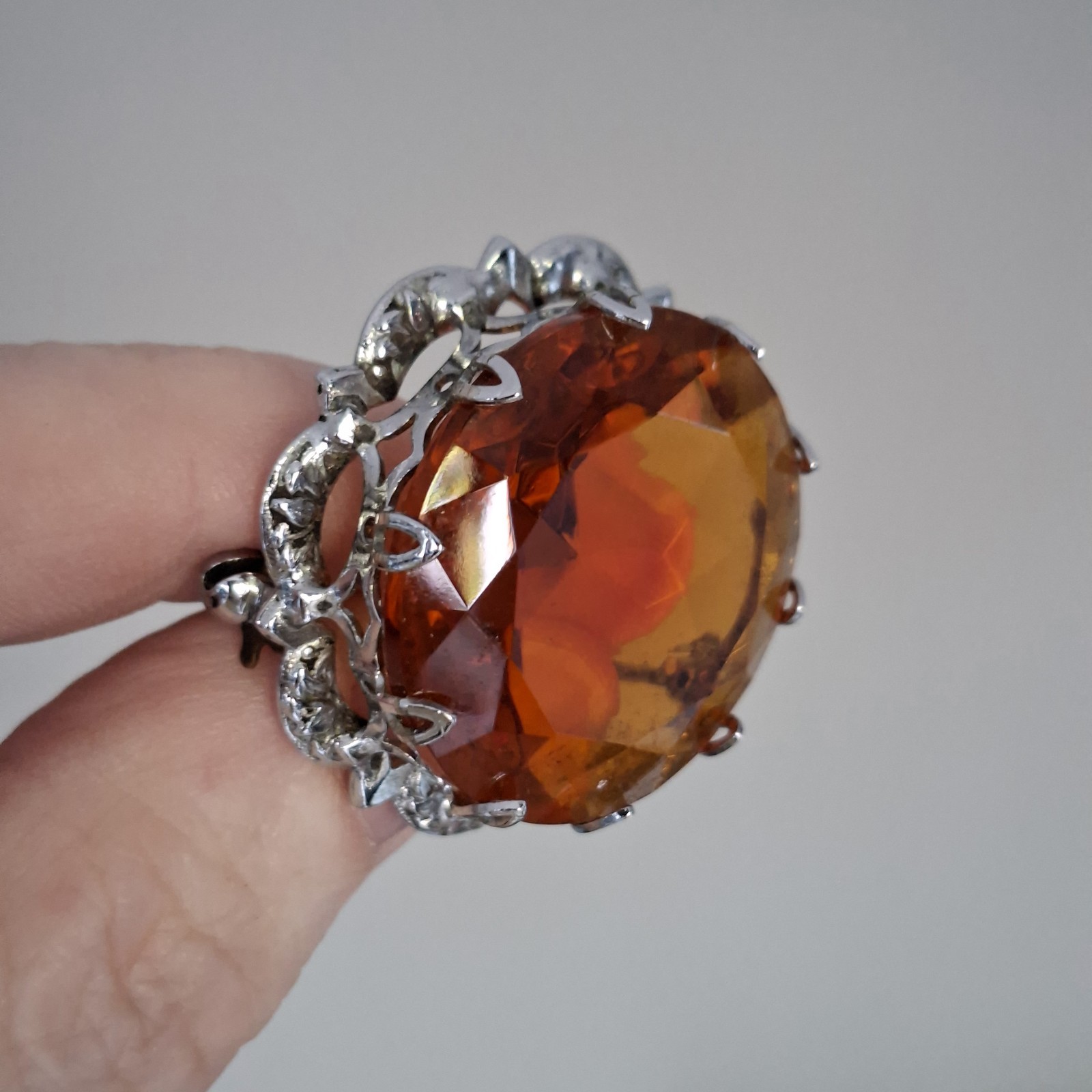 VINTAGE MIZPAH FACETED AMBER CITRINE GLASS LARGE BROOCH IN SILVERSTONE. 292