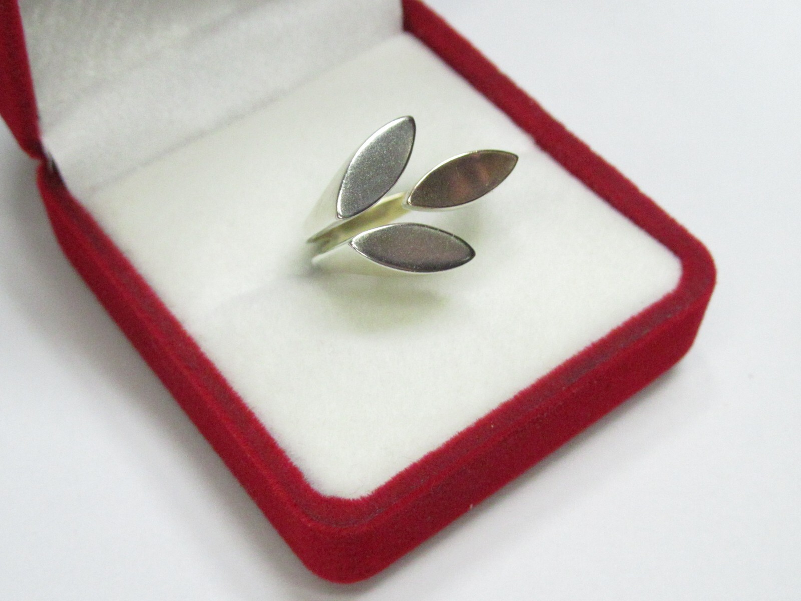 Women’s 925 sterling silver, 375 gold ring, 3,14 gr, size 5,5.