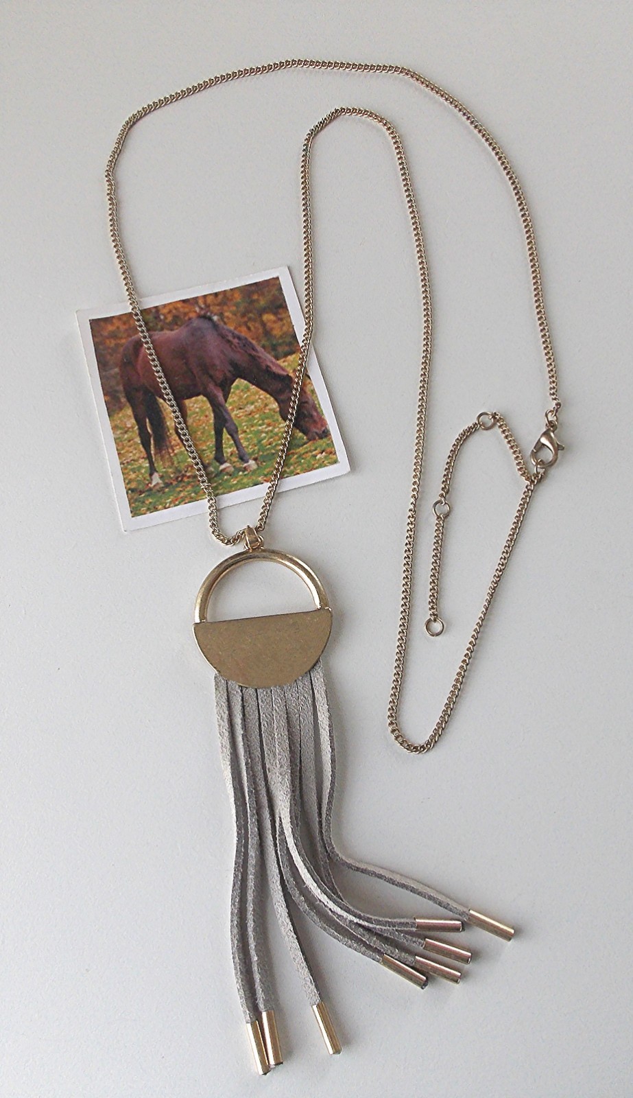 GOLD TONE WESTERN STYLE ADJUSTABLE LENGTH 28″ to 31″ GRAY FRINGE TASSLE NECKLACE