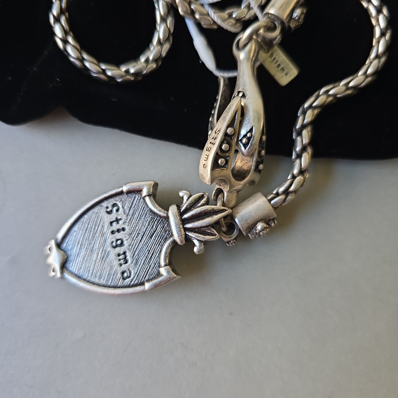 New Stigma Silver Tone Shield Crown Pendant Hook Clasp Chain Necklace 20″L