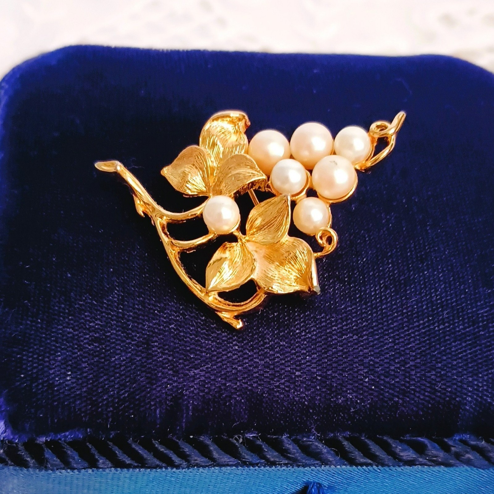 Lisner Vintage Grape Cluster Brooch Brushed Gold Tone Vines Faux Pearls Pin
