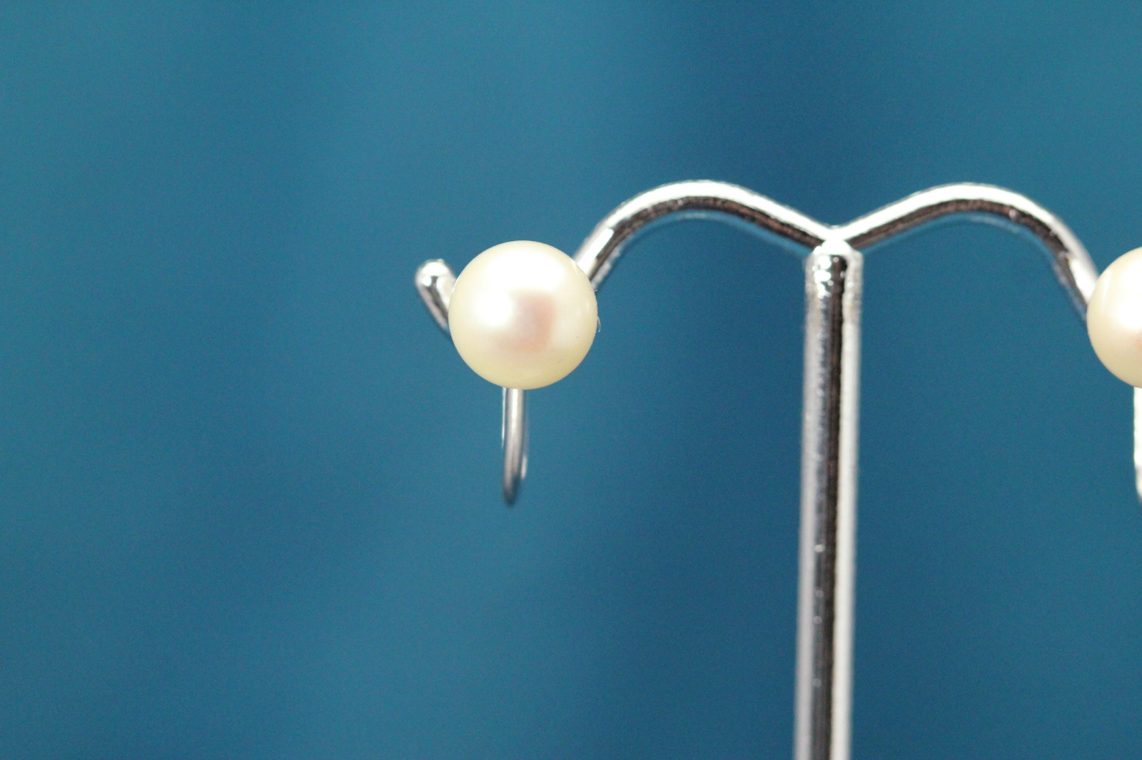 14k White Gold Vintage 7.5 mm Pearl Screw Back Earrings 2.4 Grams (EAR5438)