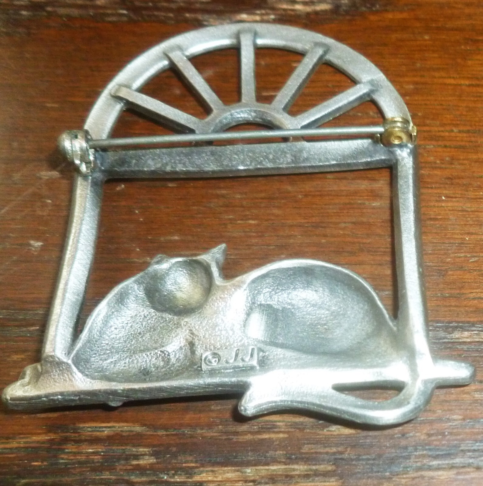 J.J. Signed BROOCH/Pin CAT SITTING IN WINDOW Silver Tone, 2 1/8″ By 2 1/4″, Exc