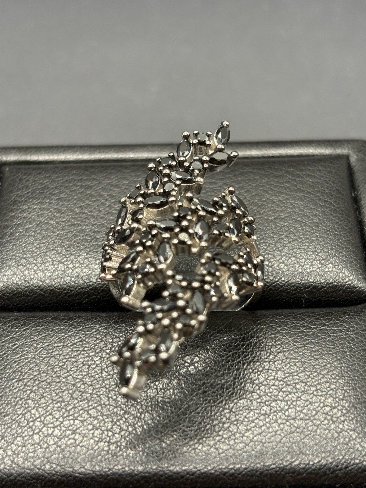 EUC Sterling Silver Black Cubic Zirconia Vine Ring 7 Grams Size 8 E29