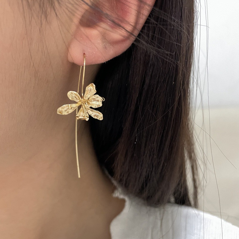 Women’s Fashion Eardrop Iris Flower Pendant Earrings Golden Jewelry Alloy