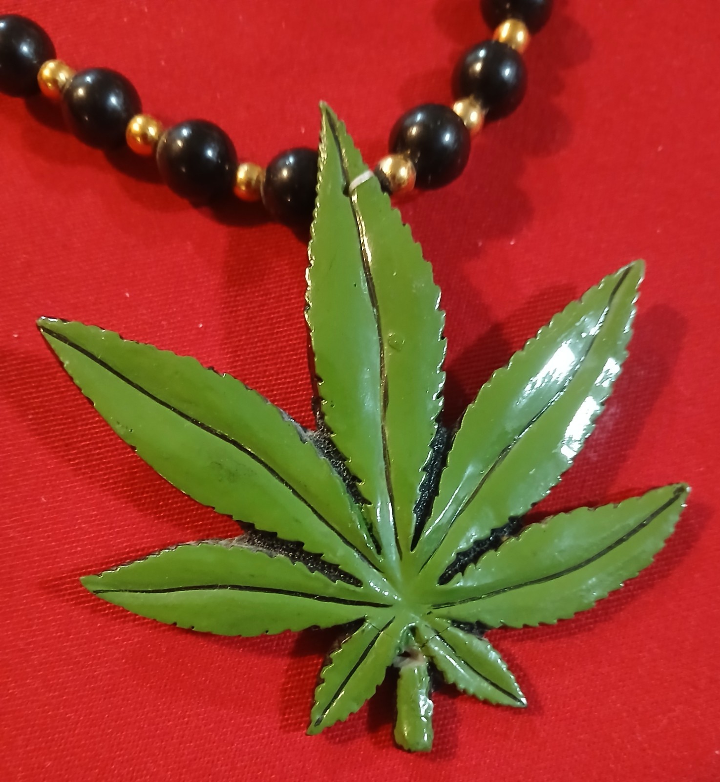 MARIJUANA LEAF BEAD NECKLACE☆C.M. INC. 2000☆USED IN EXCELLENT CONDITION