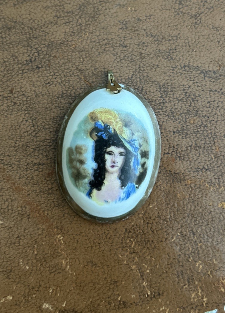 Vintage Pendant Fine Bone China A & J Middleton – gold edge