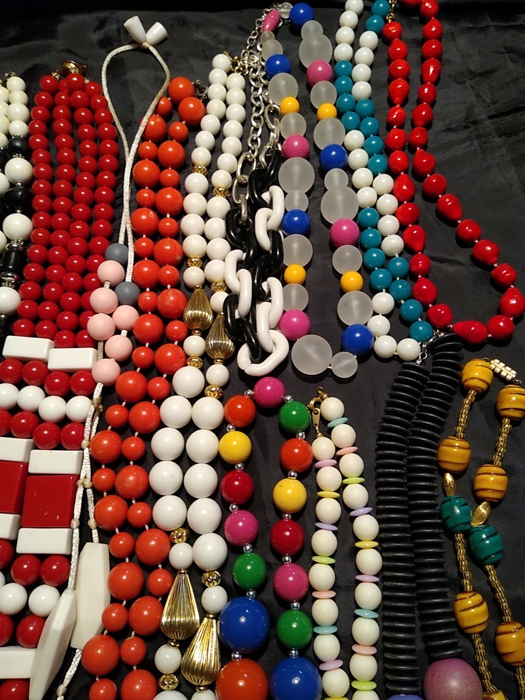 Necklaces Lot of 18 Beaded Chunky Bold 80’s Red Black Multicolor Bright (L303)