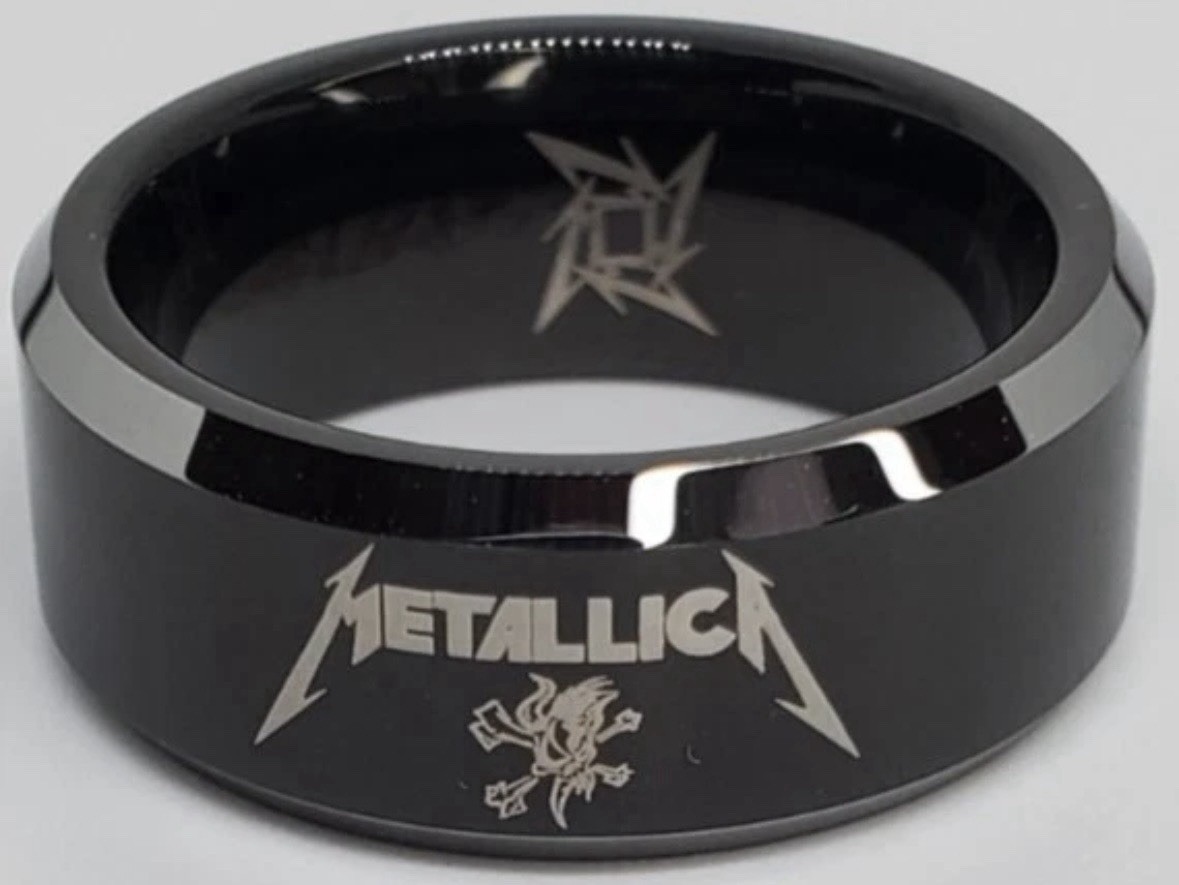 Metallica Ring Metallica Logo Ring Black & Silver. Not Sure Of The Size.