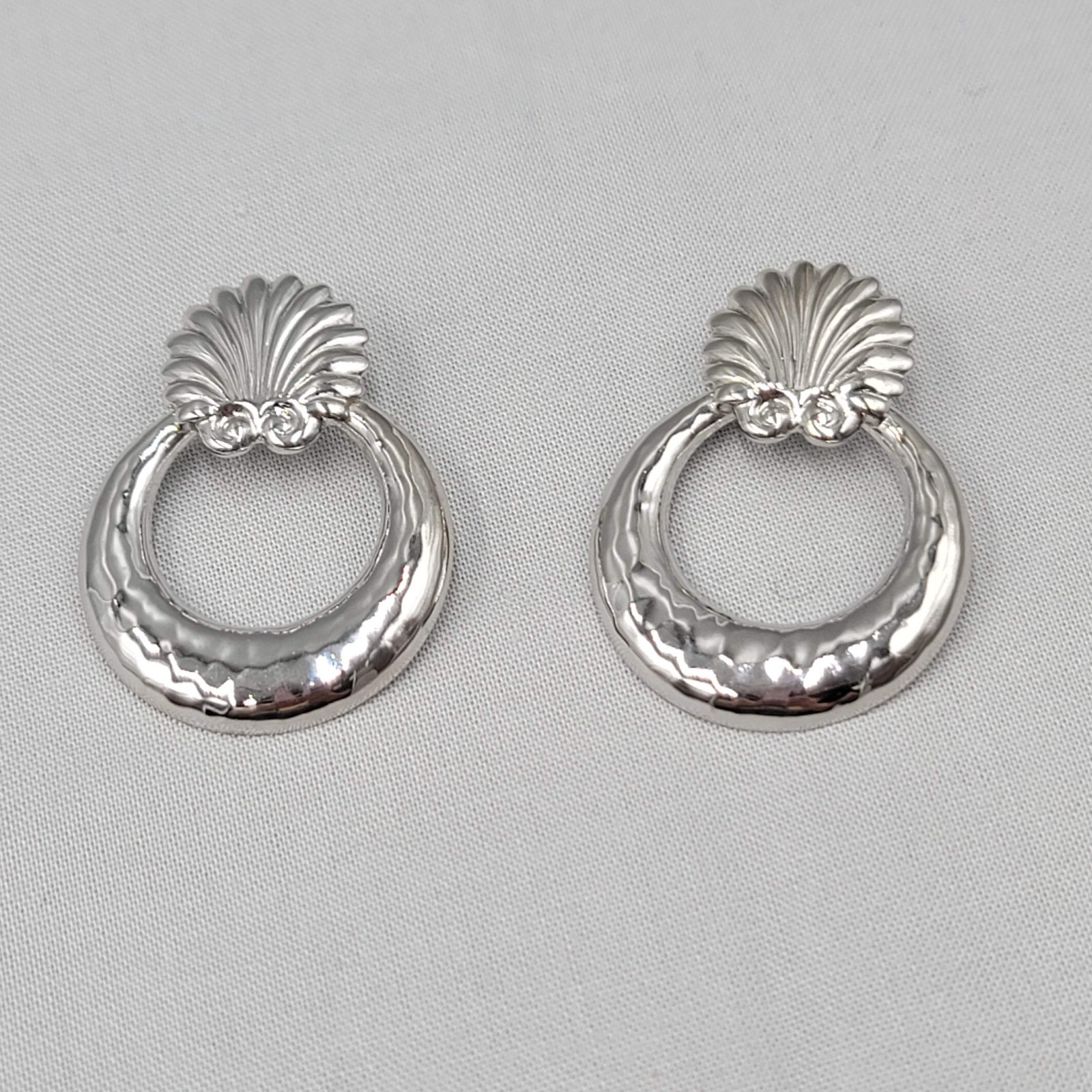 Metal Shell Door Knocker Pierced Earrings Silver tone Drop 1 5/8″