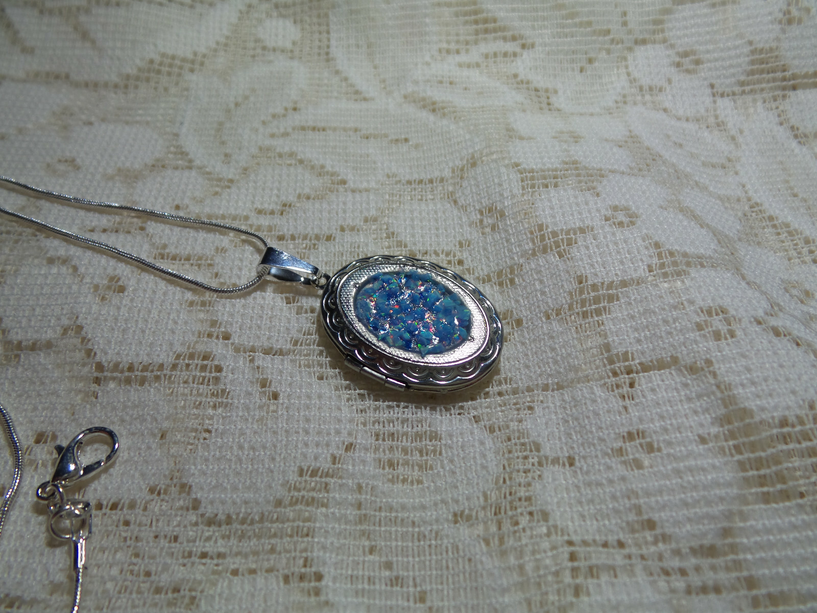 CRUSHED OPAL LOCKET (MAN MADE) 20″ CHAIN COTTON CANDY BLUE