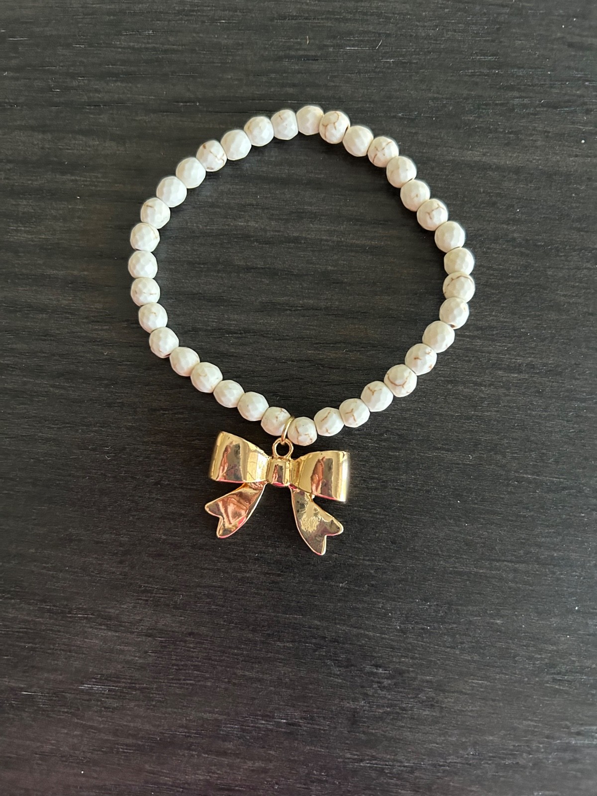 white beaded stretch bracelet 7.25″ w/gold bow new cute!