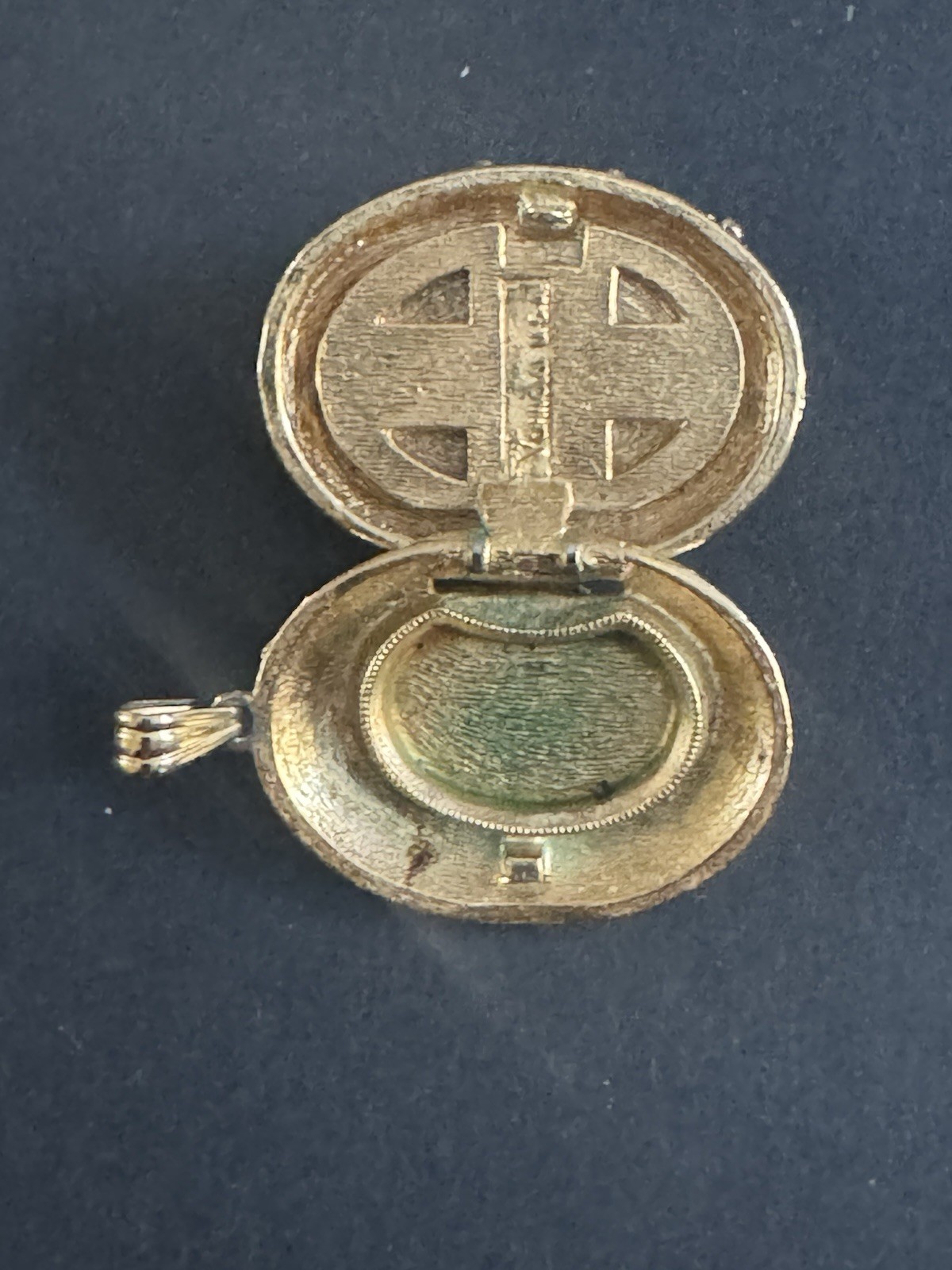 Vanda USA Perfume Locket Green with White Flowers Very Good Condition