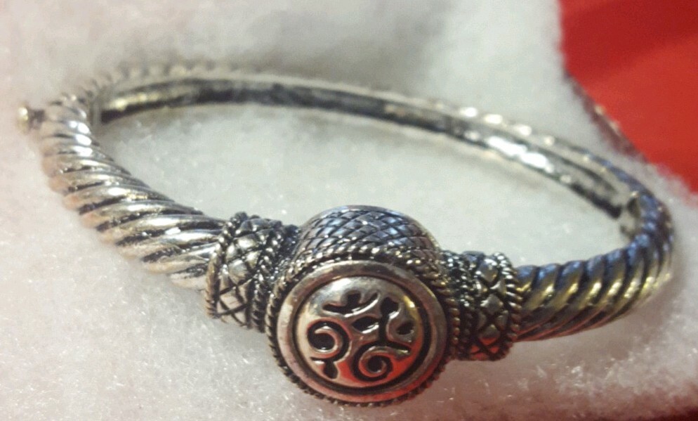 SILVER TONE BANGLE BRACELET PUSH BUTTON CLASP MAGNETIC INTERCHANGEABLE CENTER