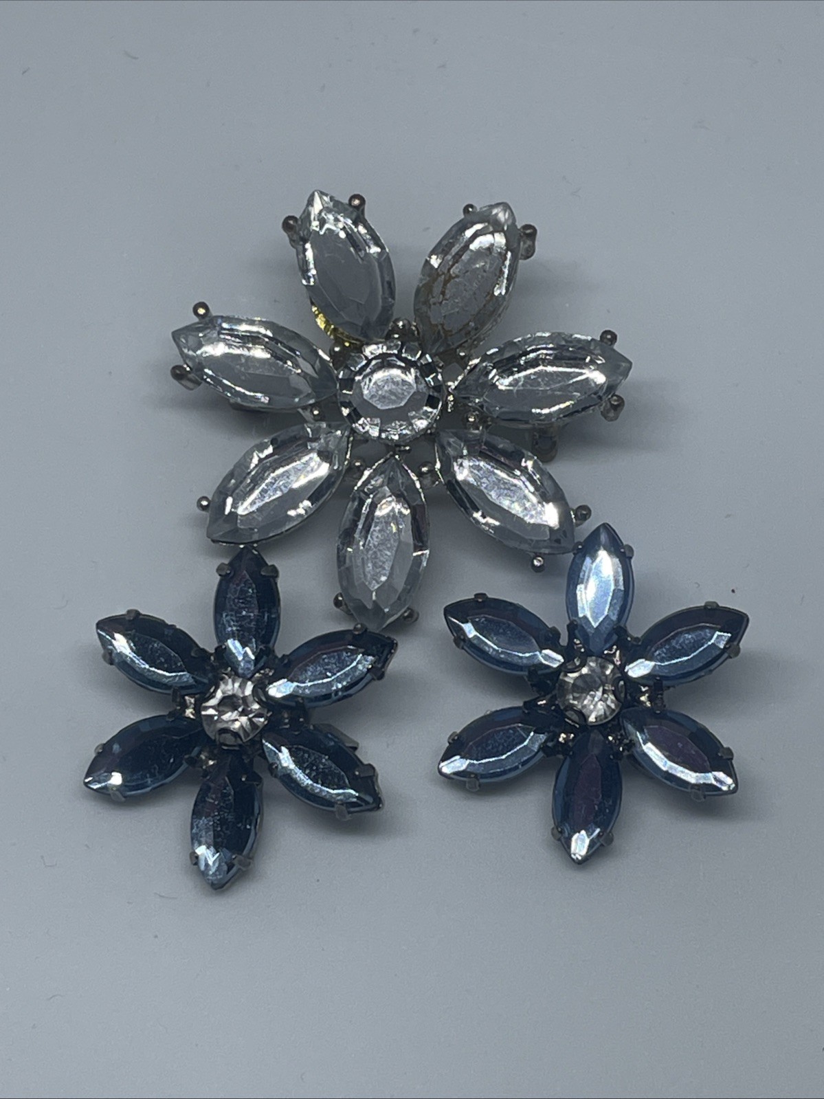 Bundle of 3 brooches Flower shape clear and light blue colour 3.5×3.5 2.5×2.5cm