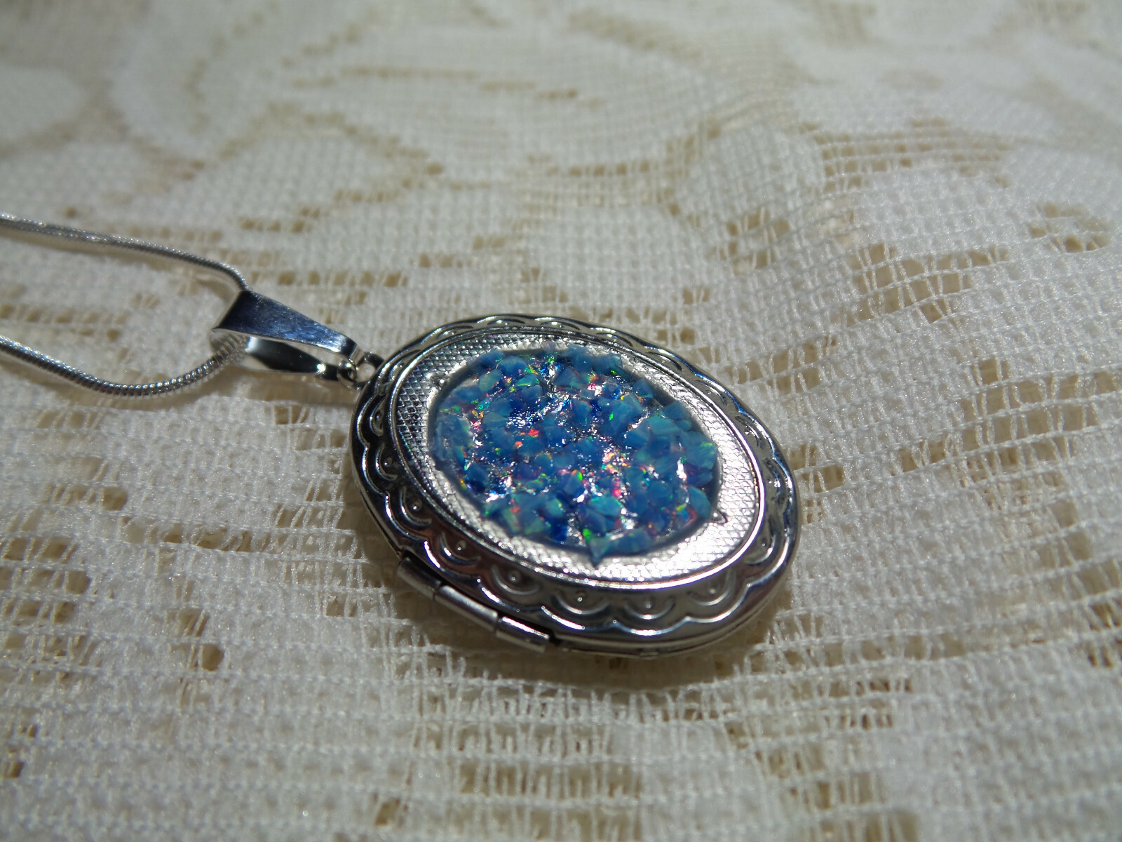 CRUSHED OPAL LOCKET (MAN MADE) 20″ CHAIN COTTON CANDY BLUE