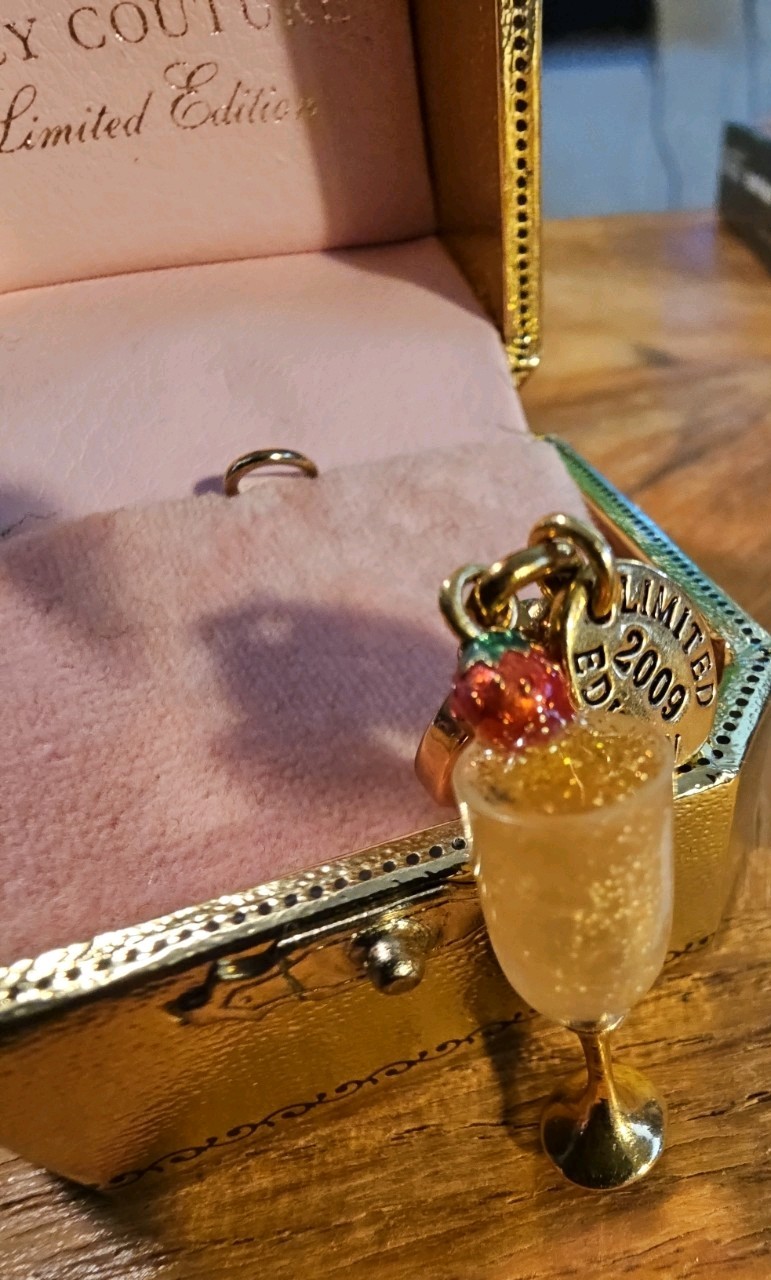 Juicy Couture 2009 Limited Edition Charm Champagne Flute IN ORIGINAL GOLD BOX!!
