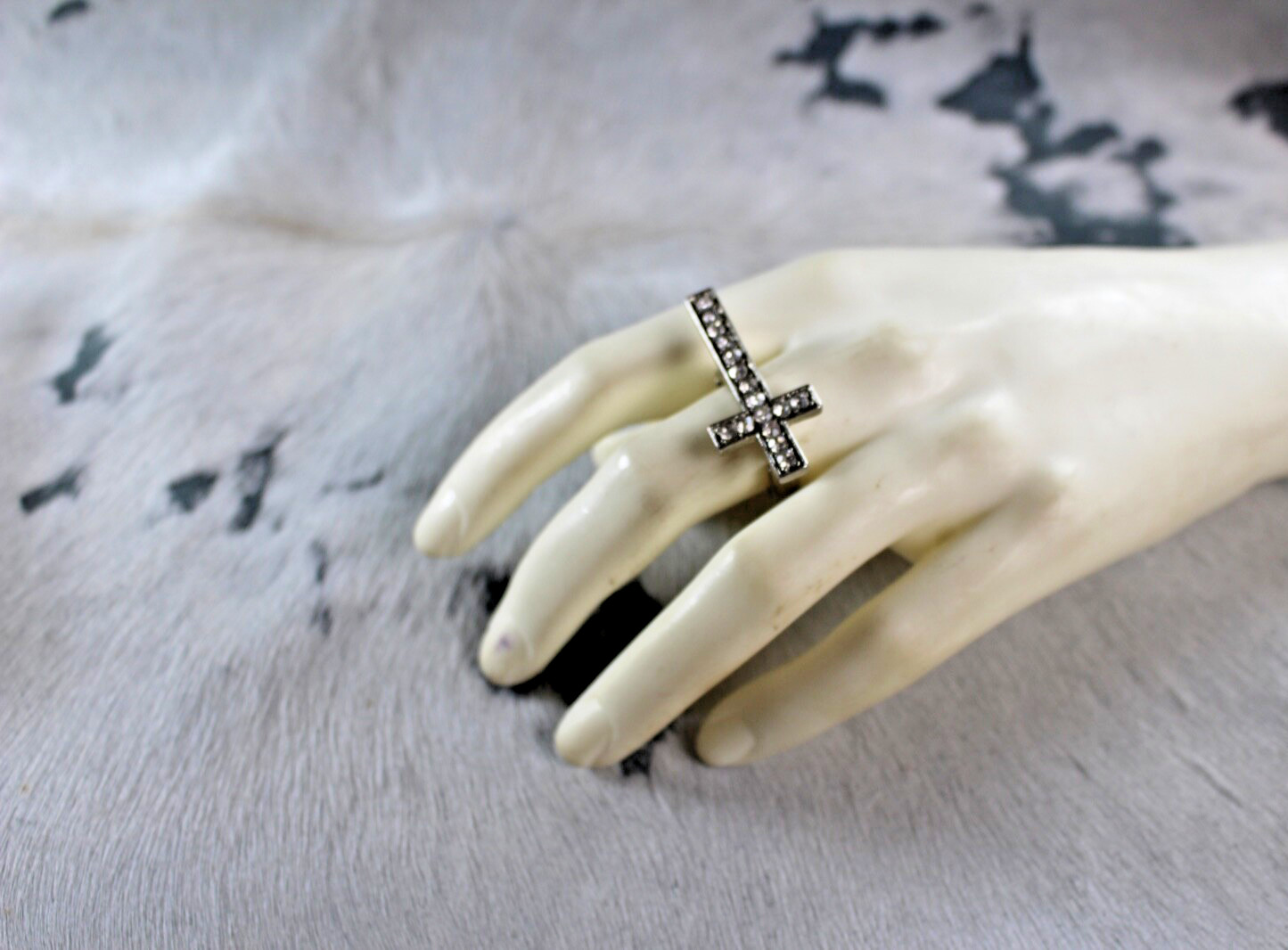 Western Womens Ring 1 1/2 x 5/8 in up to 8 Cross Silver Crystal Stretch